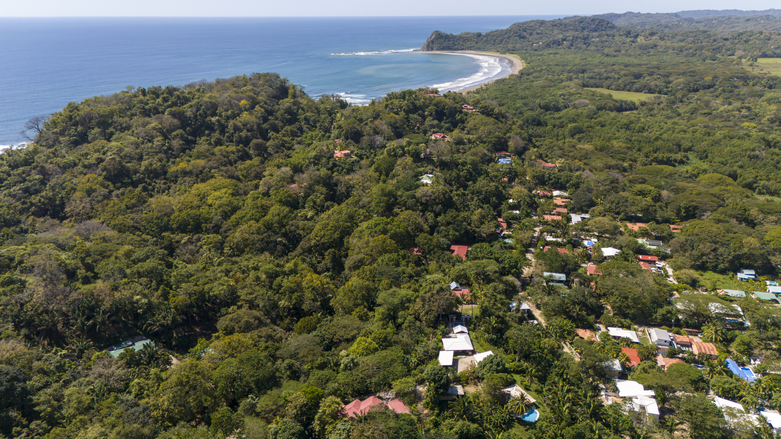 vista aerea de la costa de la playa Samara en Guanacaste, Costa Rica