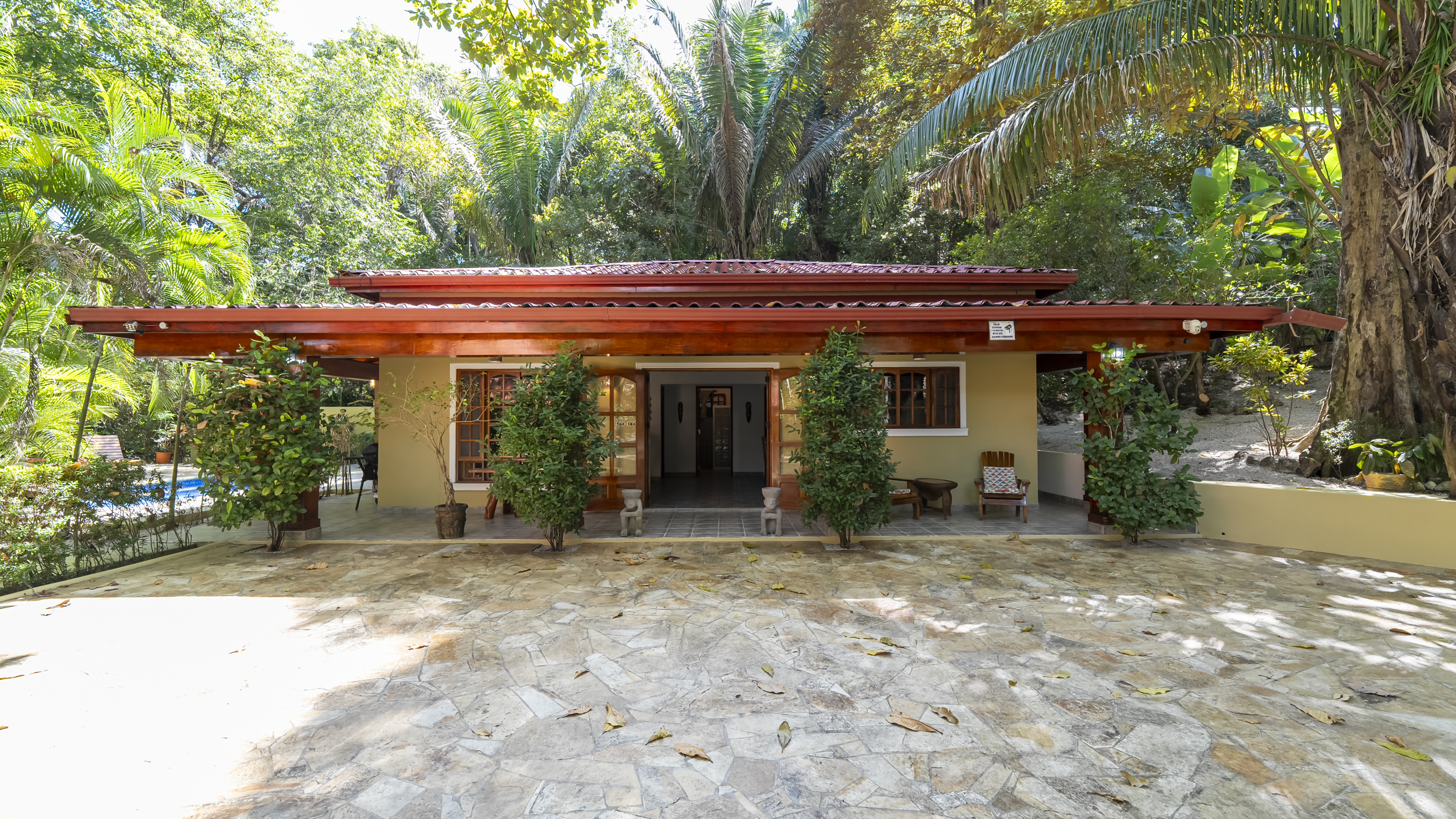 exterior de casa tropical en la comunidad Loma Verde, Sámara, Costa Rica