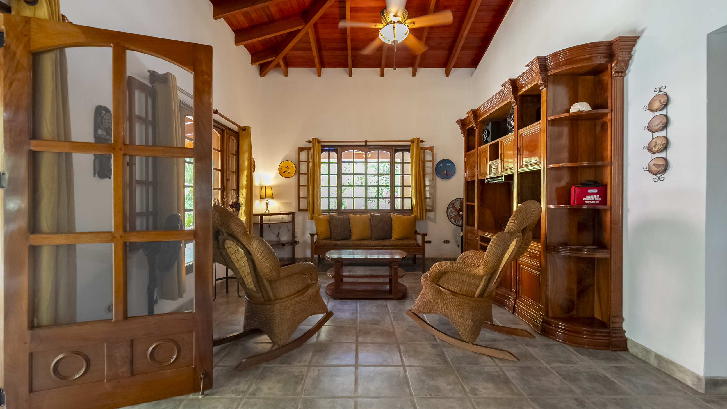 sala de estar tropical con muebles de madera dentro de una casa en Sámara, Costa Rica