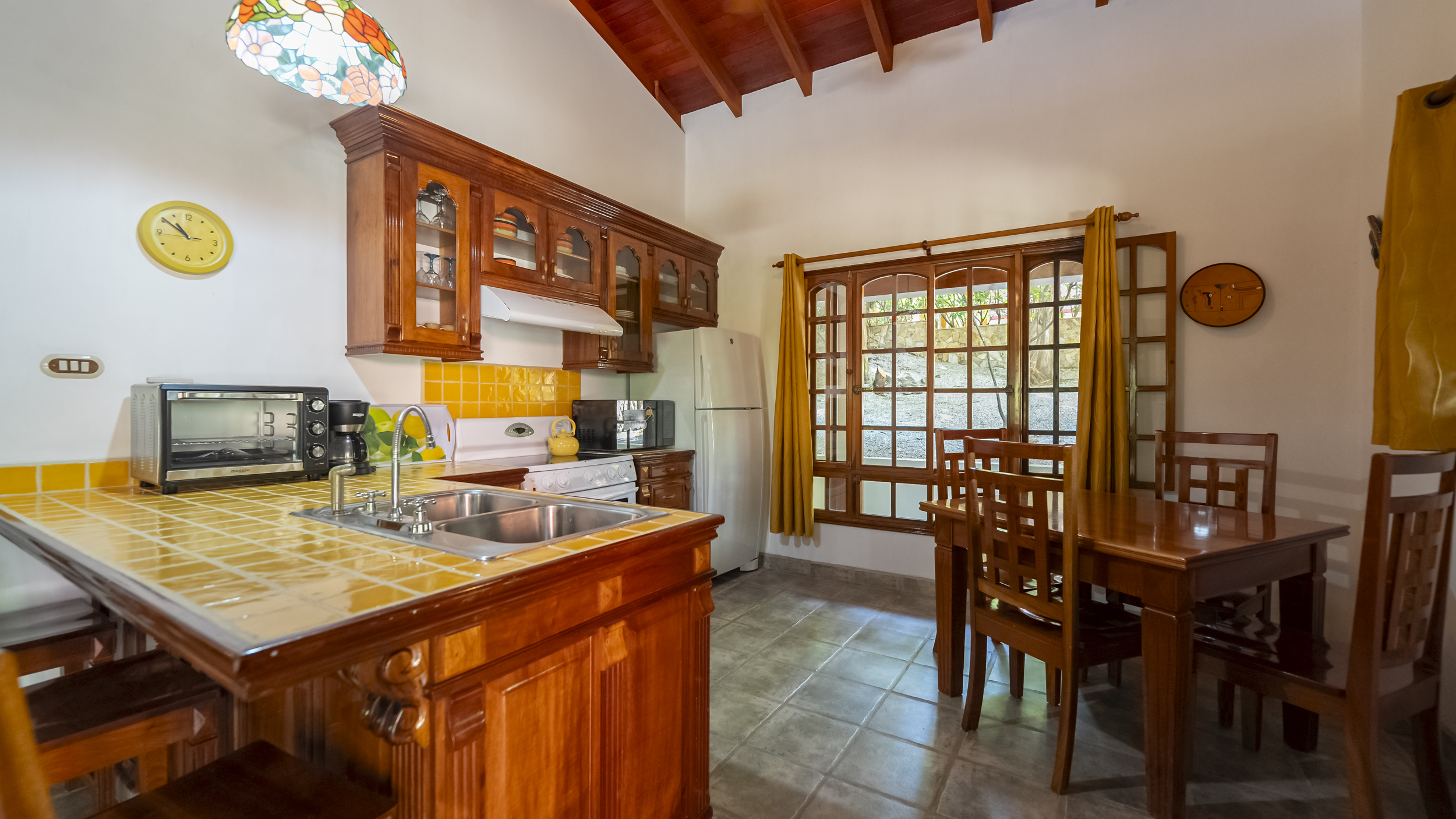 cocina tropical de madera dentro de casa en venta en Samara, Costa Rica