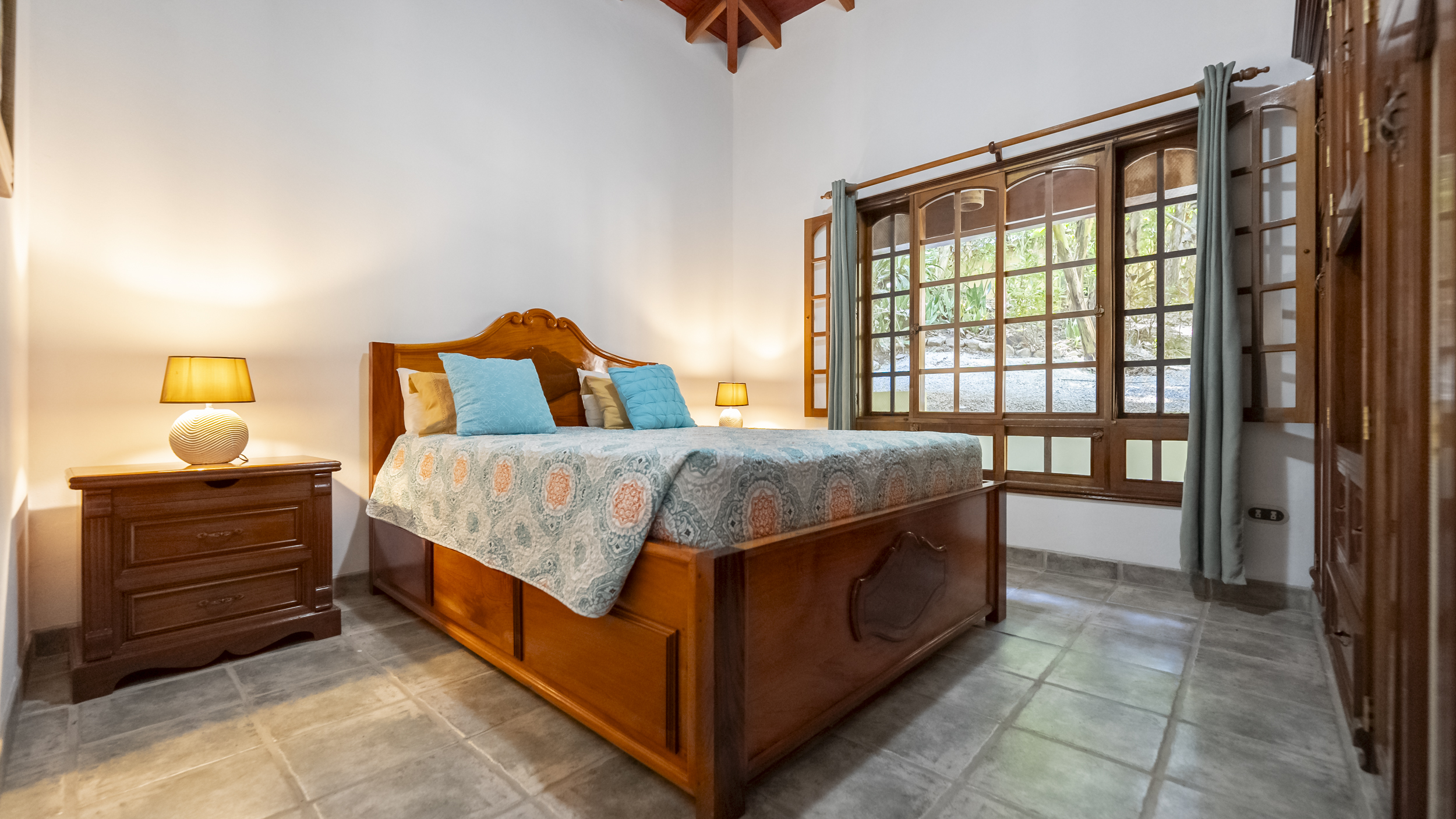 amplio dormitorio principal dentro de casa tropical en venta en Sámara, Costa Rica
