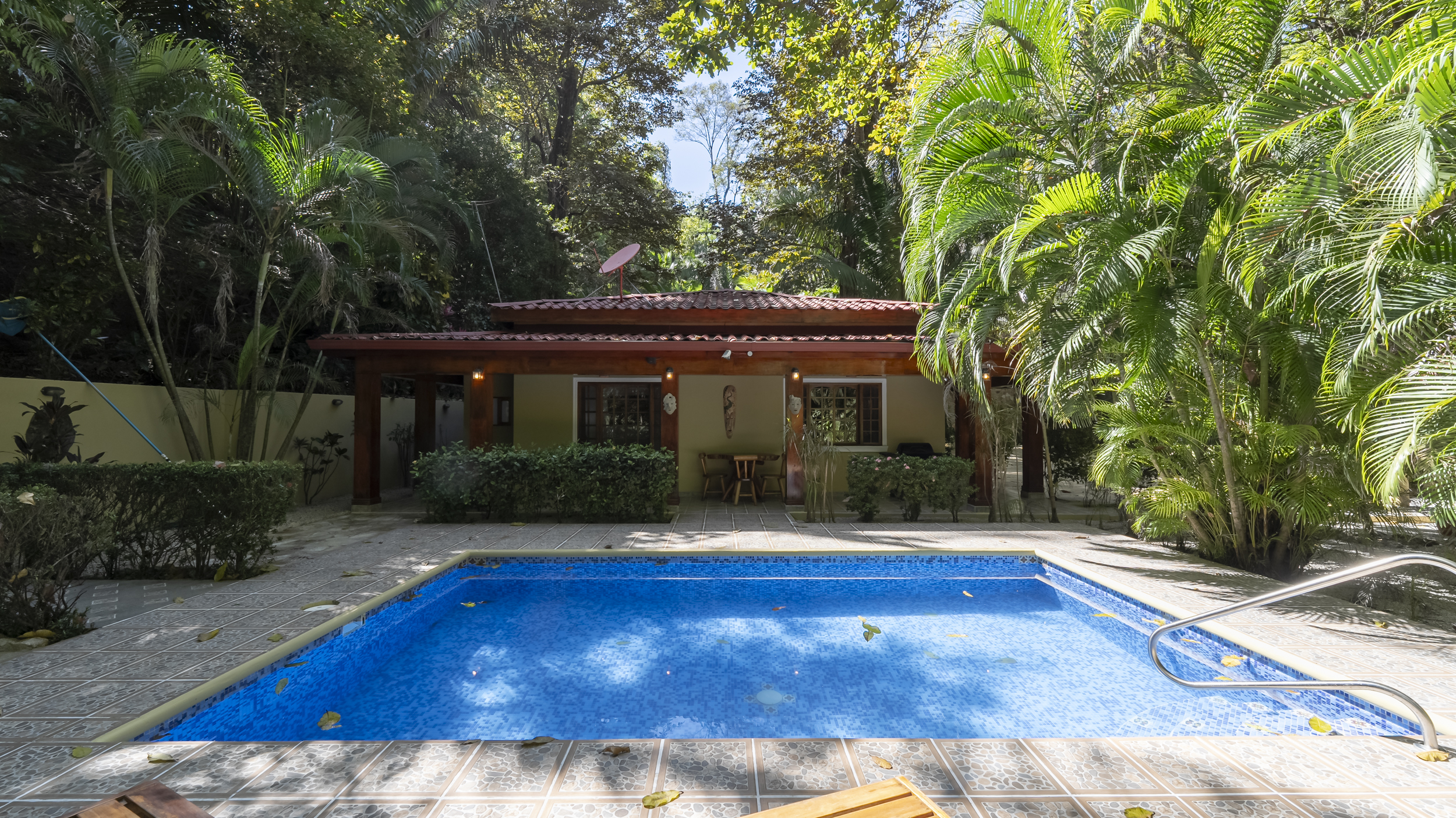 piscina privada en hummingbird house en venta samara costa rica