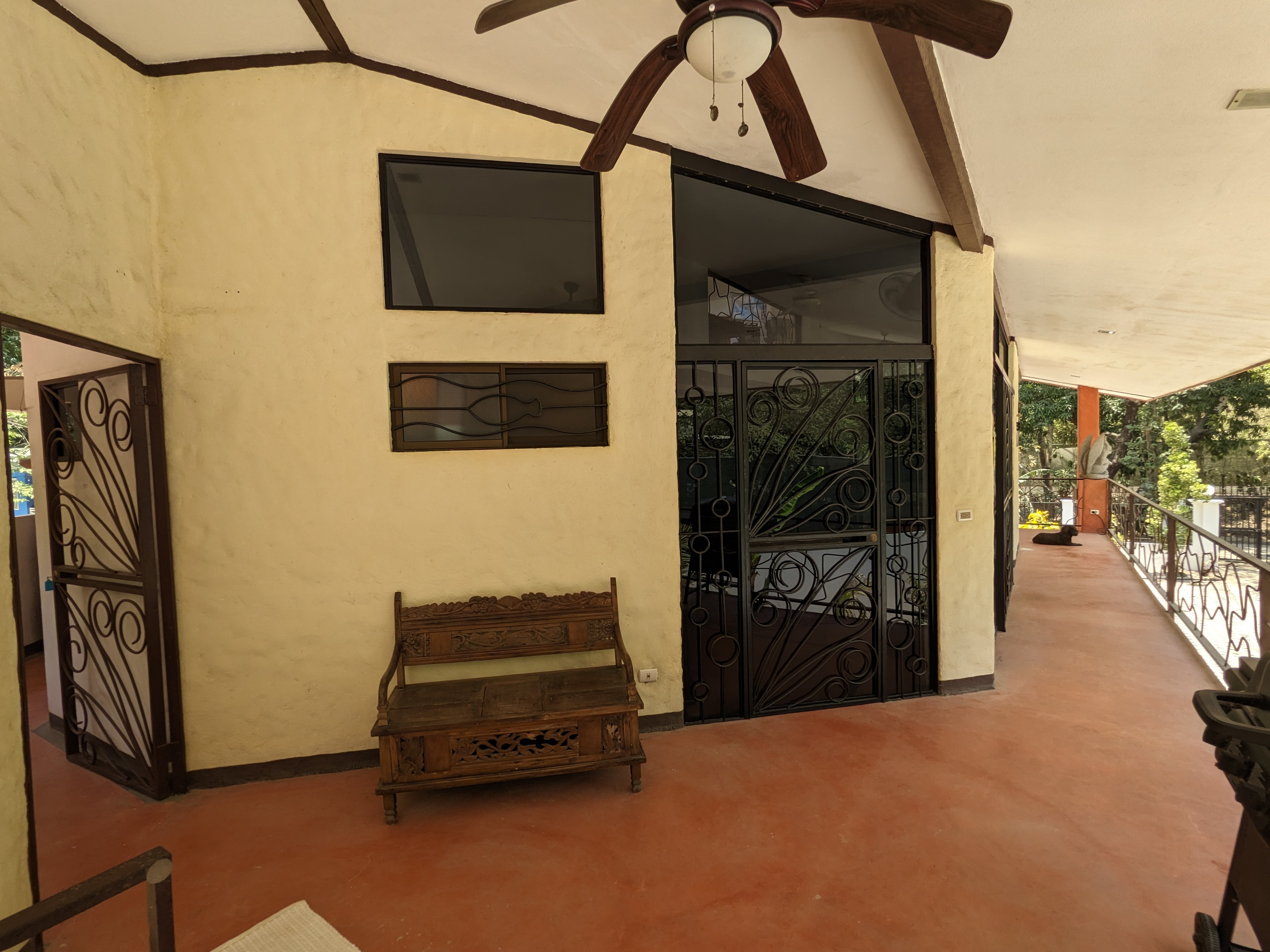 zona de asientos en terraza cubierta paraíso tropical de múltiples unidades samara costa rica