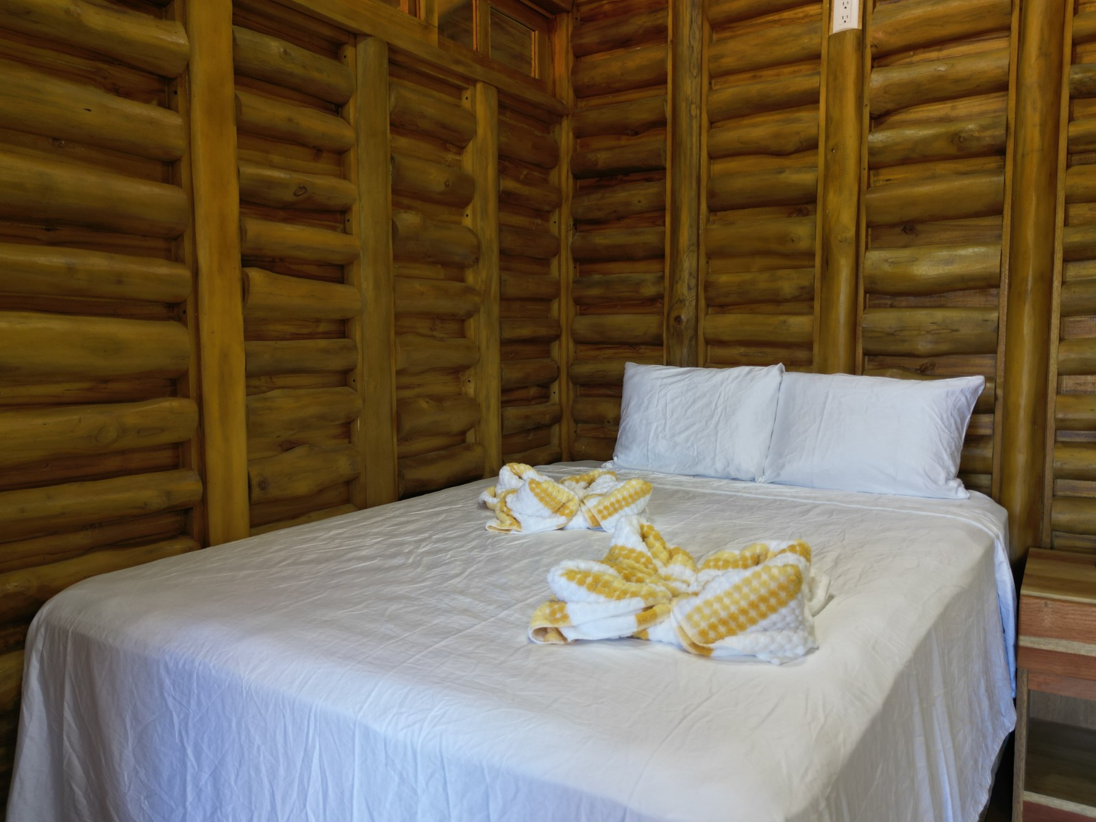 dormitorio dentro de una cabaña de jungla de madera samara costa rica