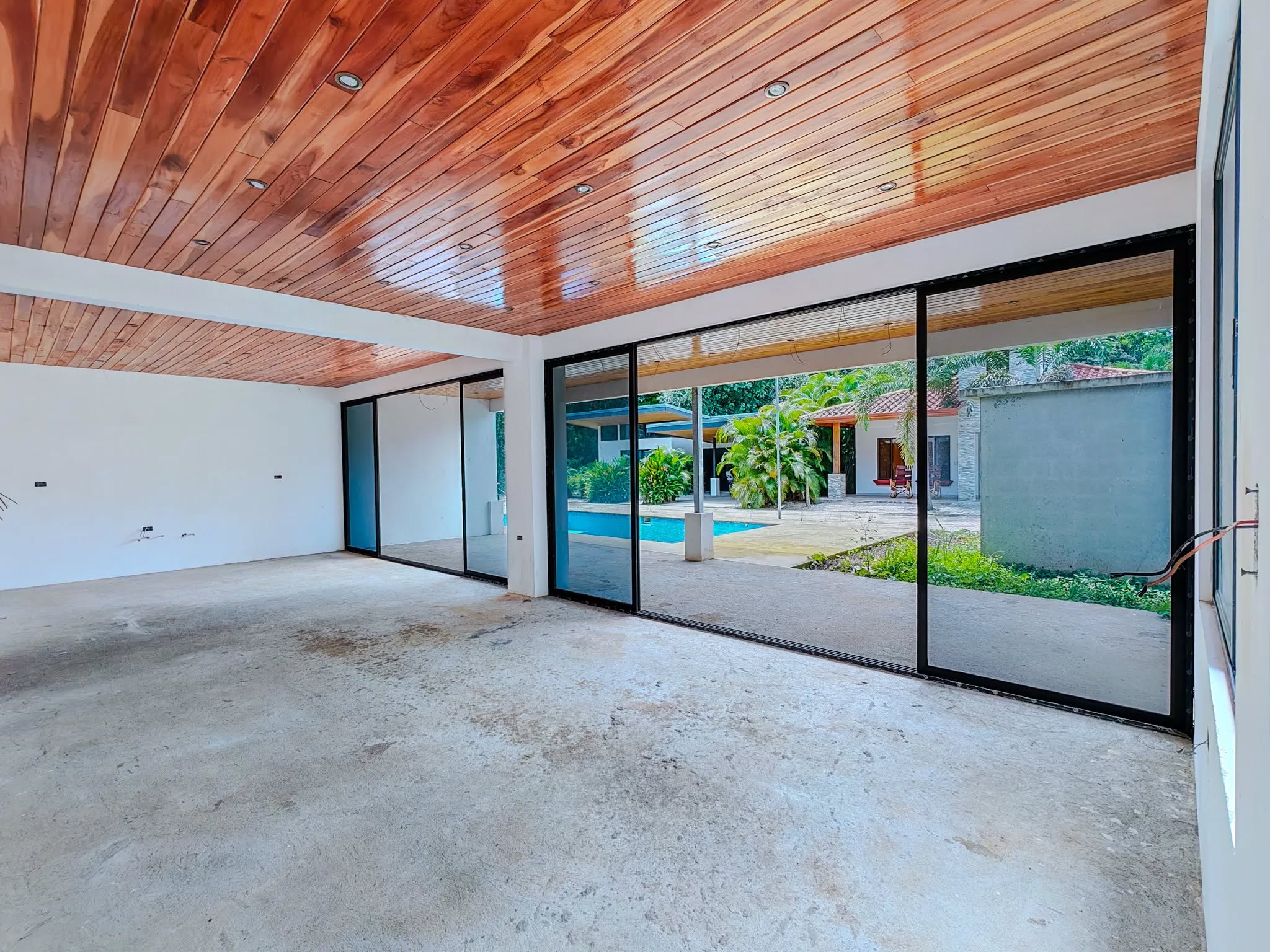 intérieur d’appartement à concept ouvert avec de grandes fenêtres appartements Samara