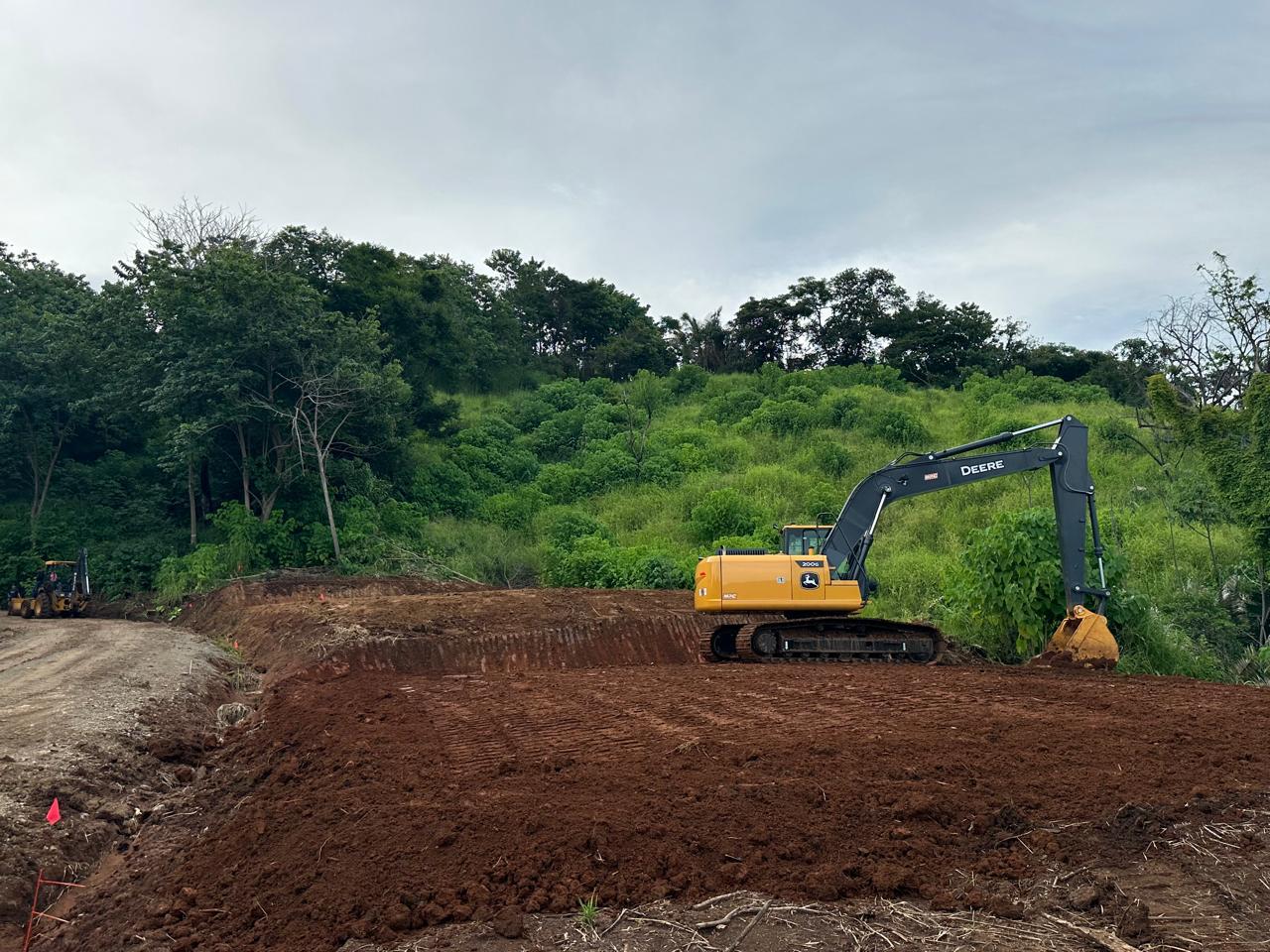 despeje de terreno tropical en ladera matambú estates samara costa rica