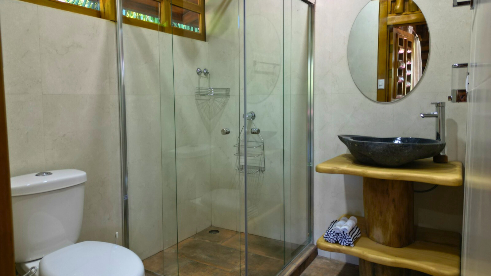 interior de baño de cabaña tropical samara costa rica