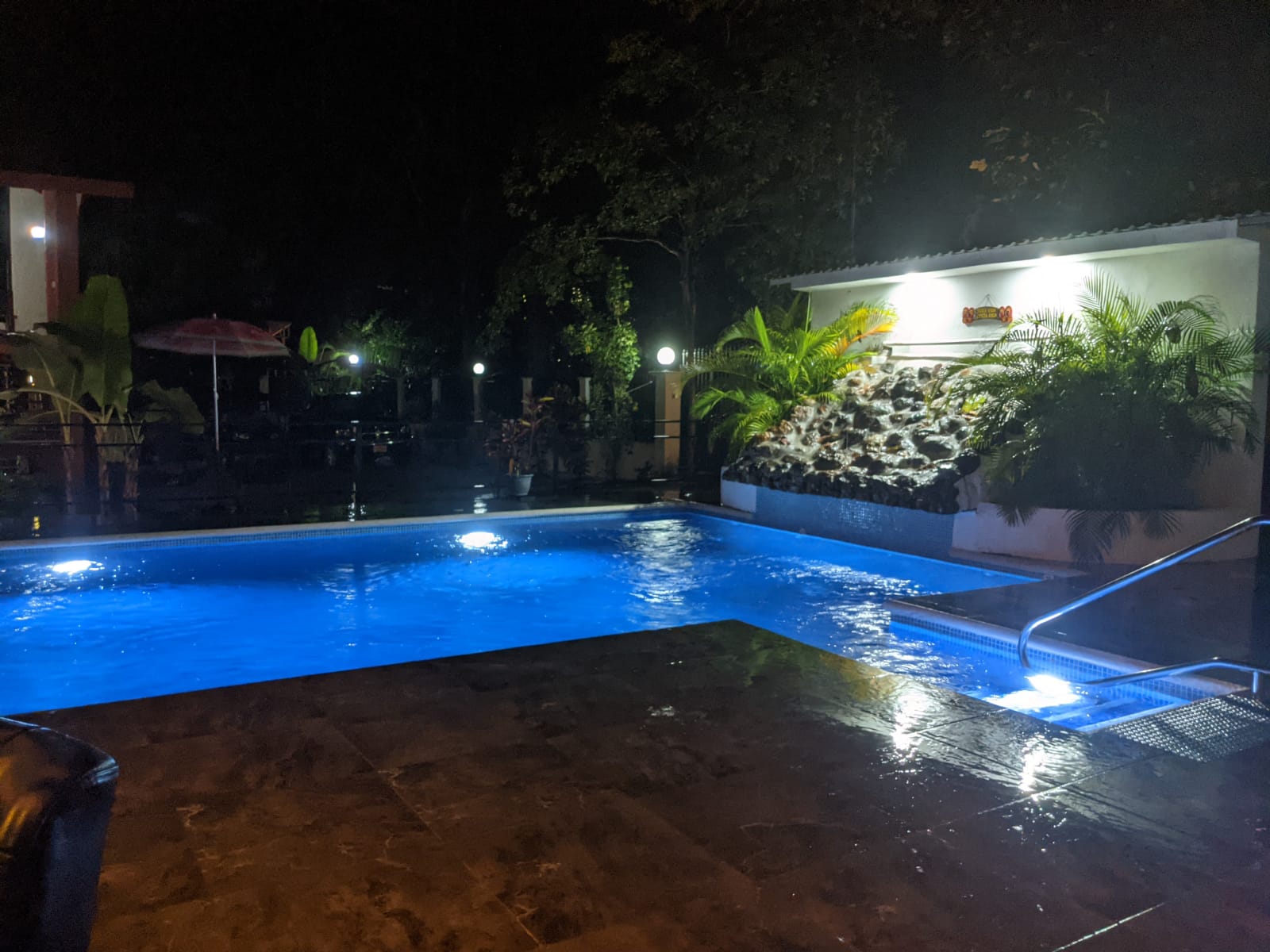 piscina iluminada por la noche paraíso tropical de múltiples unidades samara costa rica