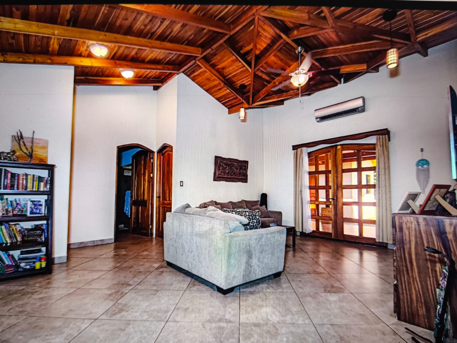 sala de estar con techo de madera villa serenidad samara