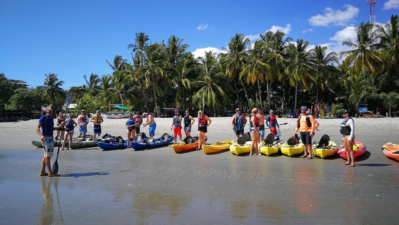 tour grupal de kayak organizado por vista nomadica samara costa rica
