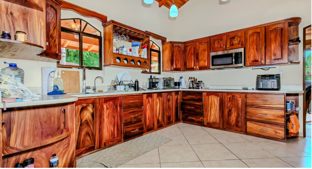 cuisine avec armoires en bois villa en bord de riviere samara costa rica