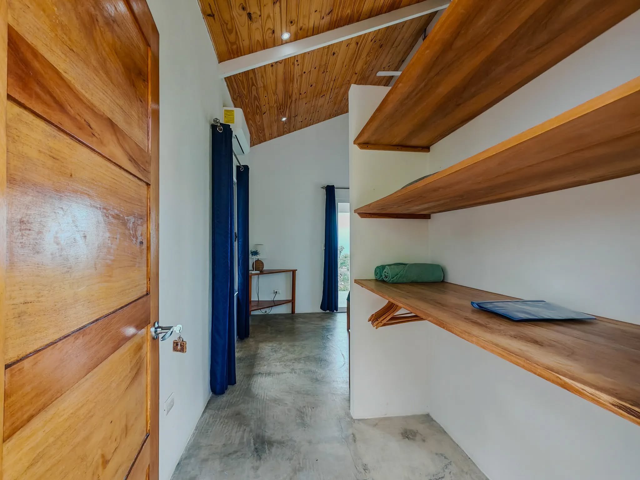 trastero con estanterías de madera retiro infinito