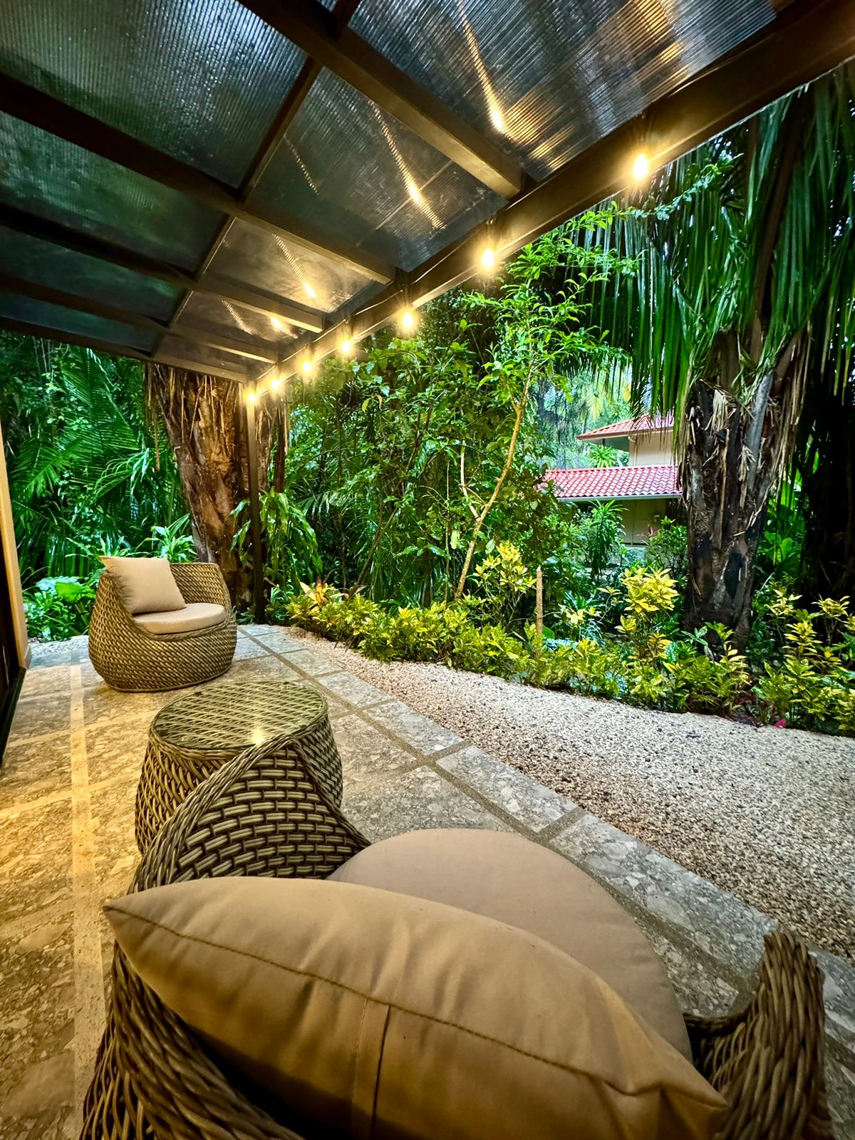 zona de asientos de la terraza en la selva oasis del pacifico hotel