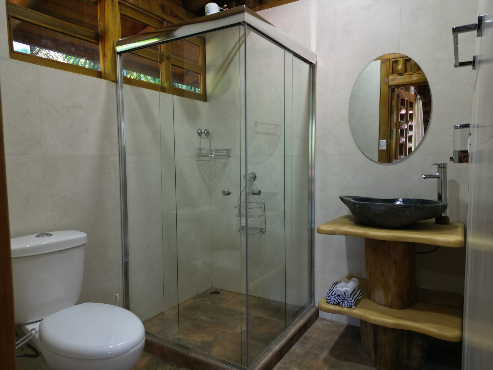 baño de cabaña tropical con ducha de vidrio samara costa rica