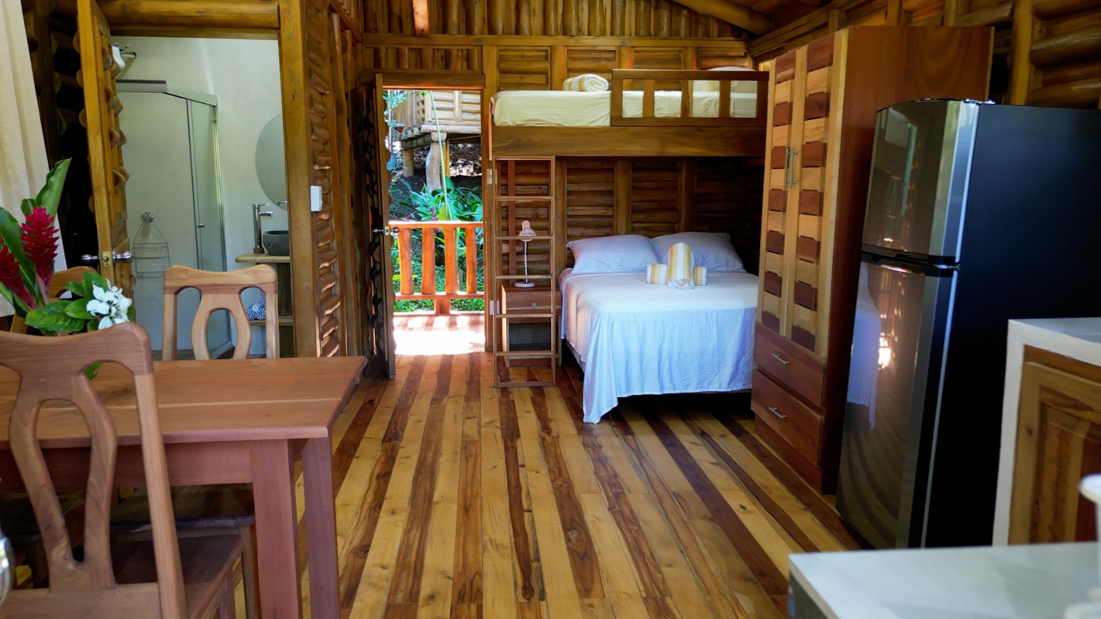 interior de cabaña de concepto abierto samara costa rica