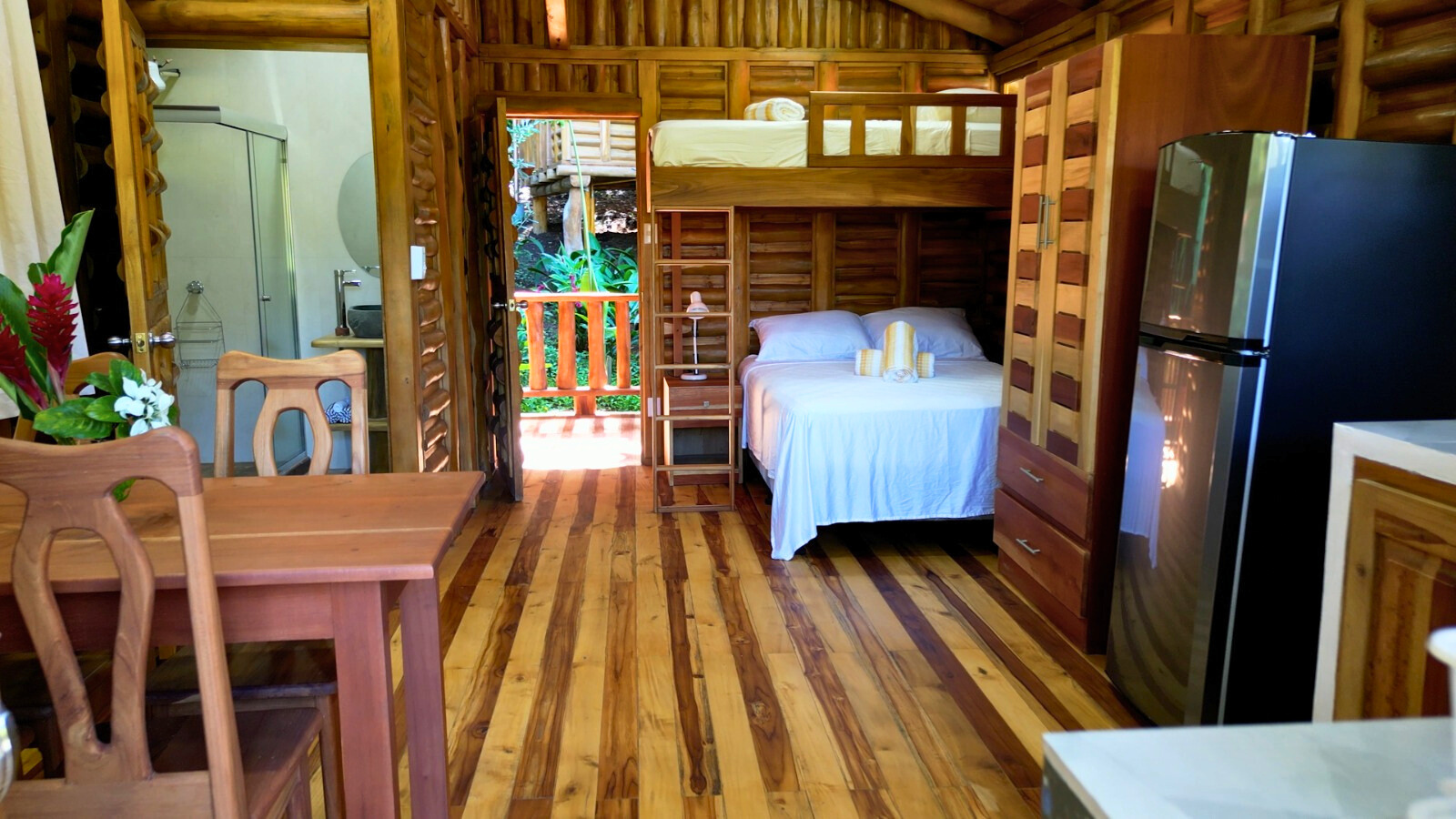 interior de dormitorio de cabaña de madera en la selva samara costa rica