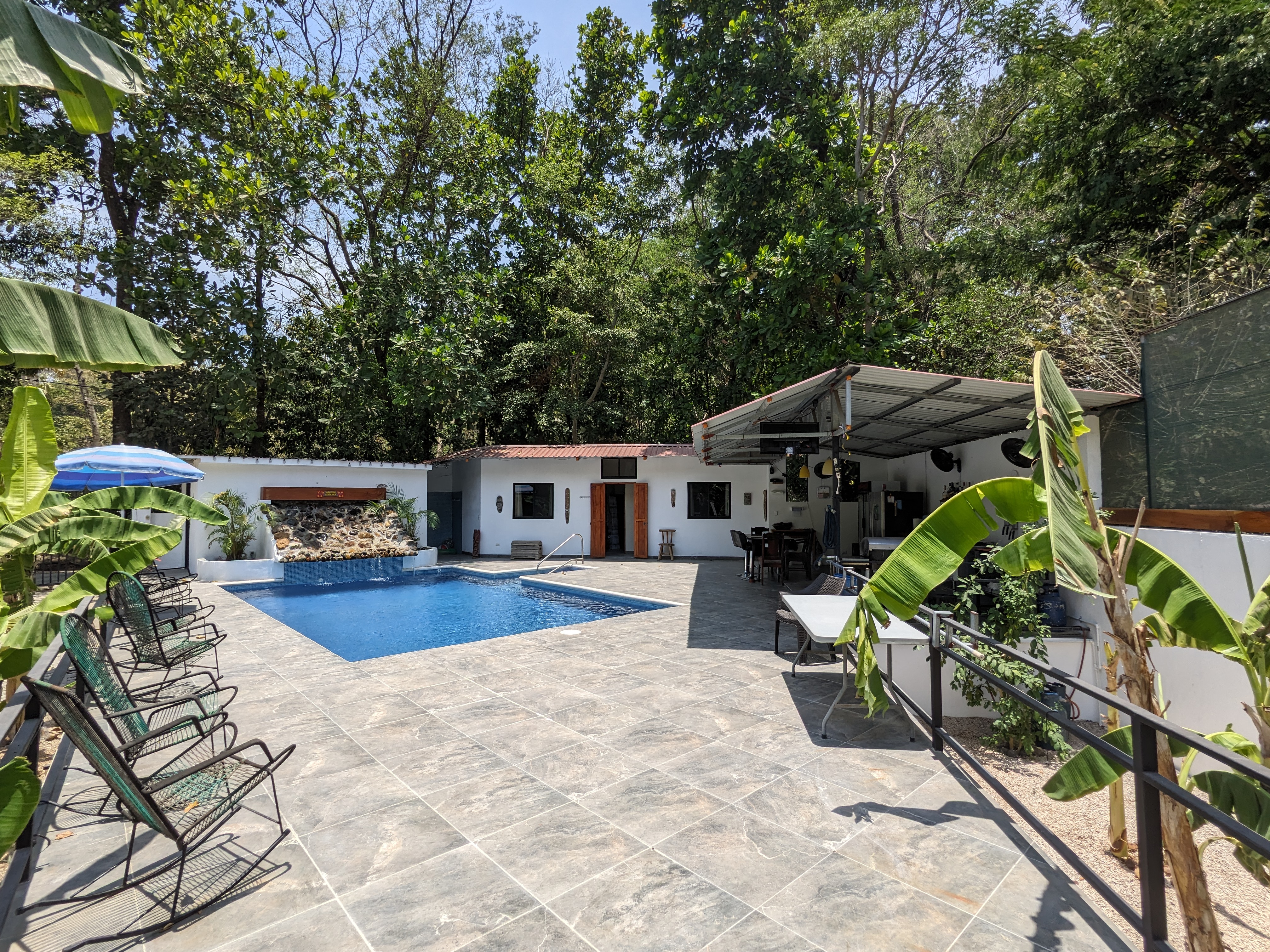 terraza de piscina y jardín tropical paraíso tropical de múltiples unidades samara costa rica