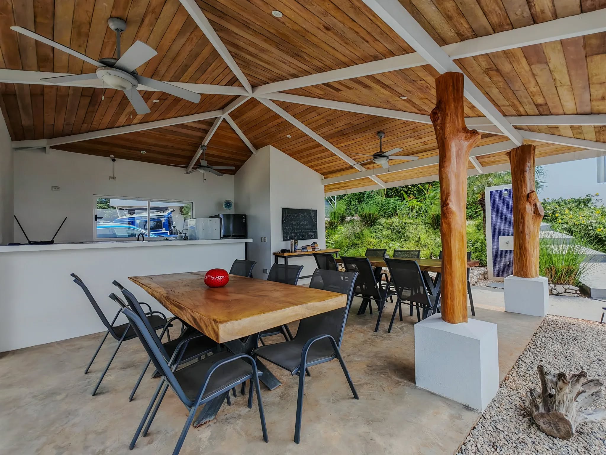 zona de comedor al aire libre con mesa de madera retiro infinito