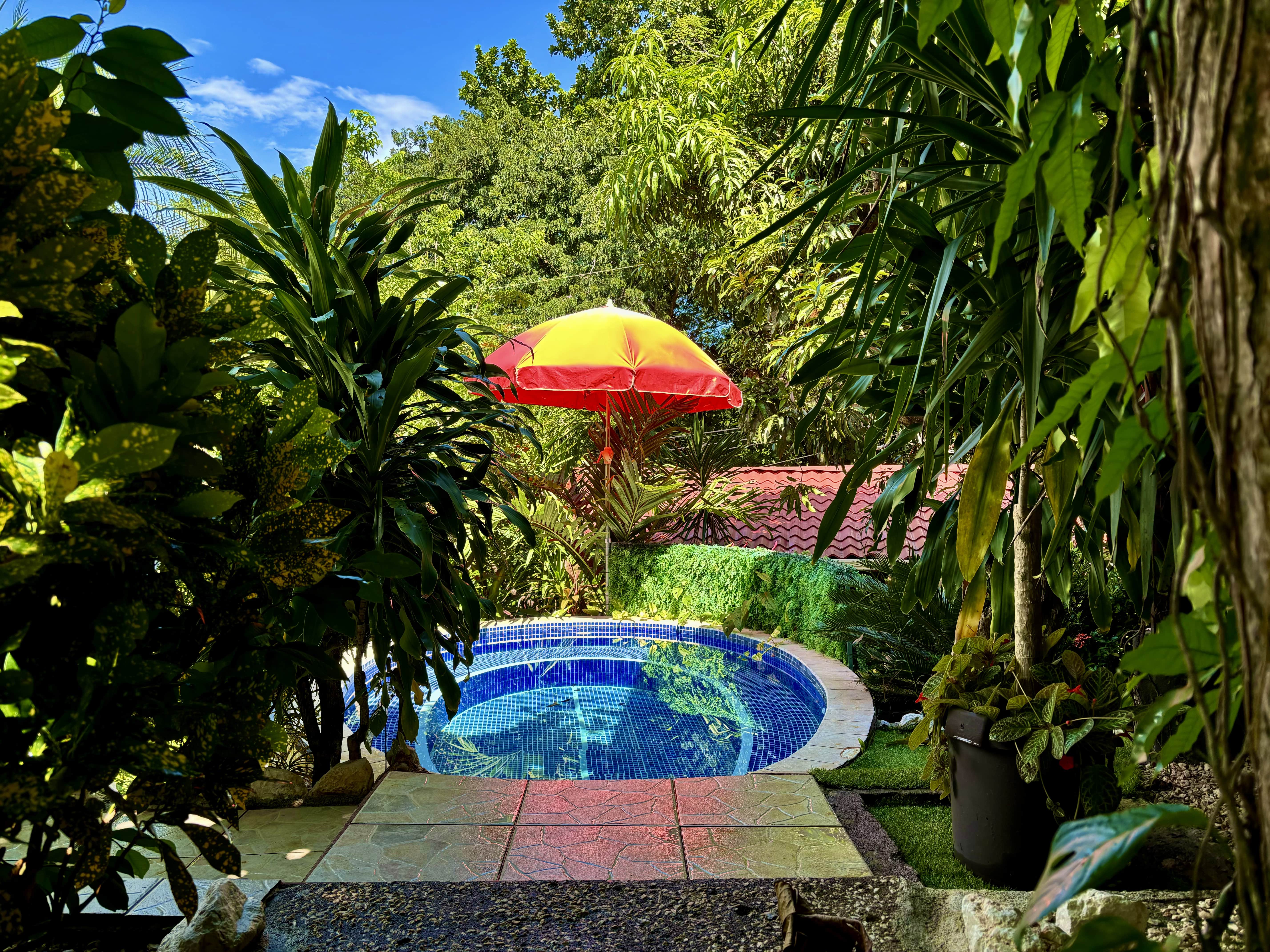 jacuzzi rodeado de un oasis de jardín tropical del pacífico samara