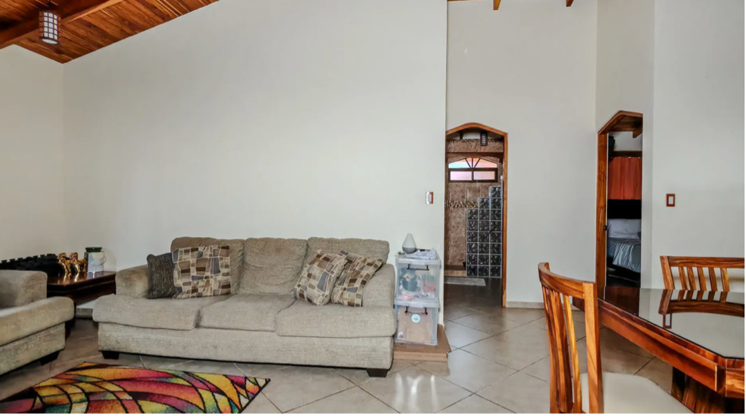 intérieur du salon plafond en bois villa au bord de la rivière samara