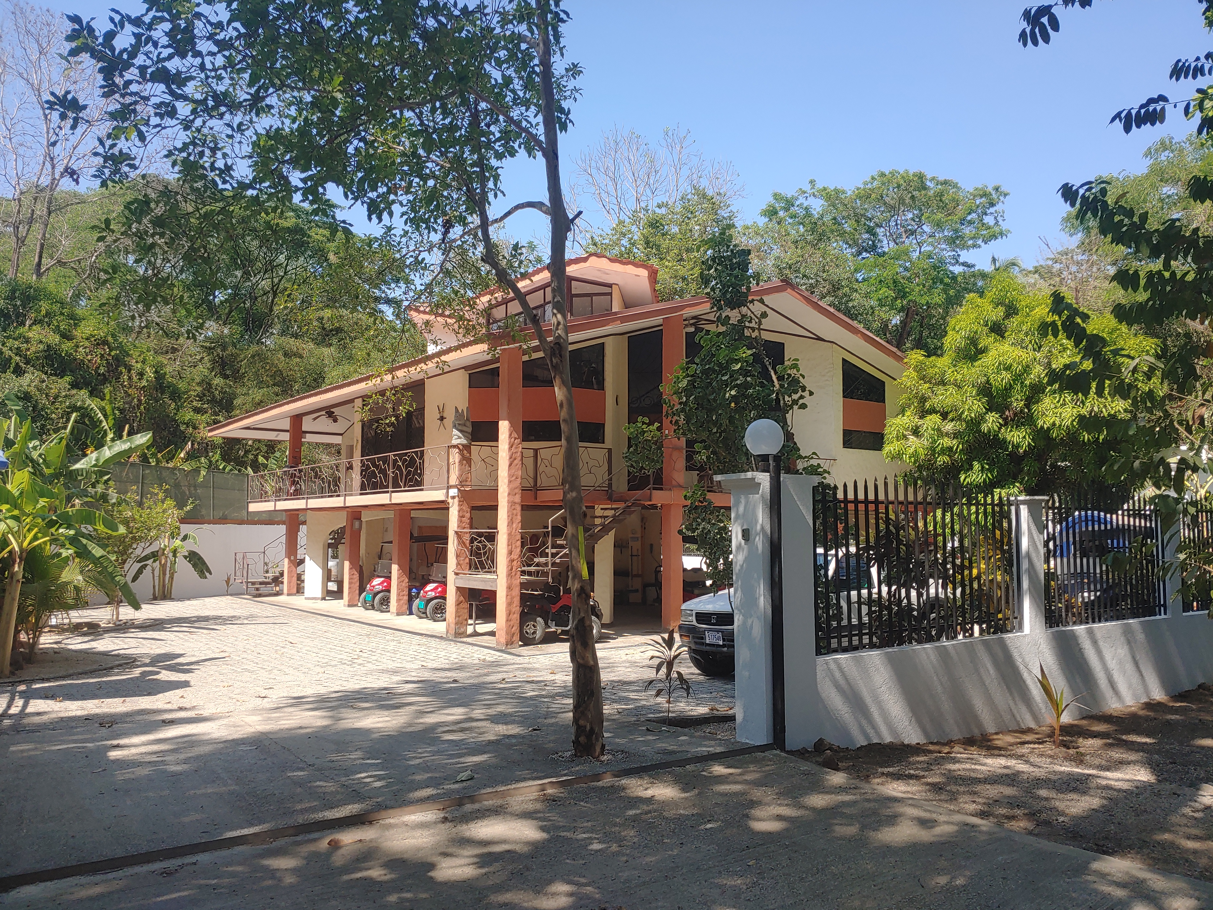 exterior del edificio de apartamentos, paraíso tropical de múltiples unidades, Sámara, Costa Rica
