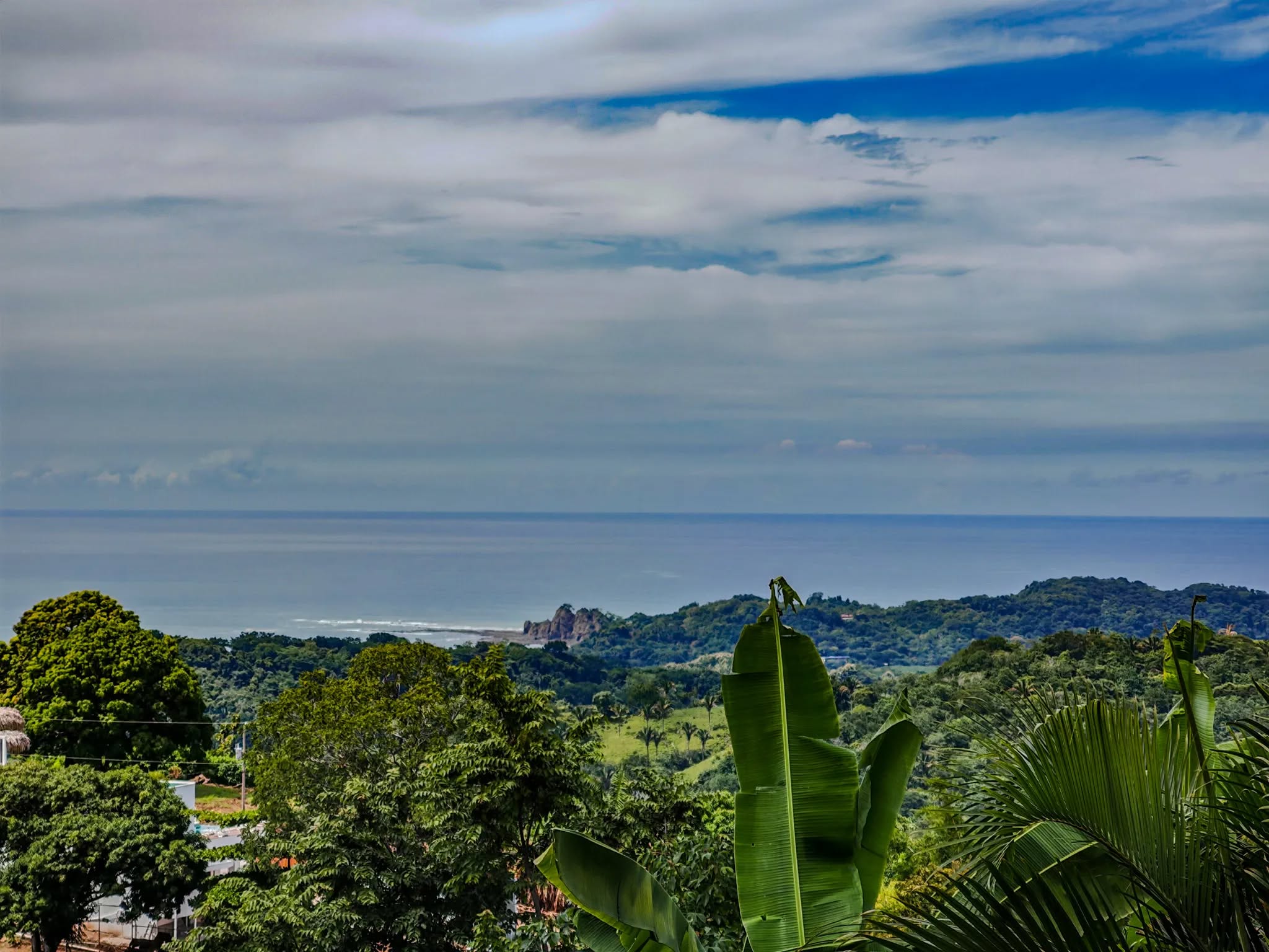 retiro infinito con vista panorámica al océano y a la selva