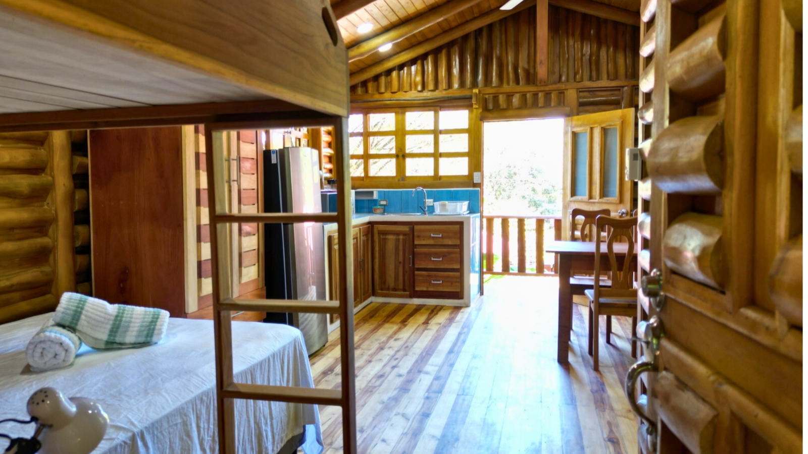área de estar interior de cabaña de madera tropical samara costa rica