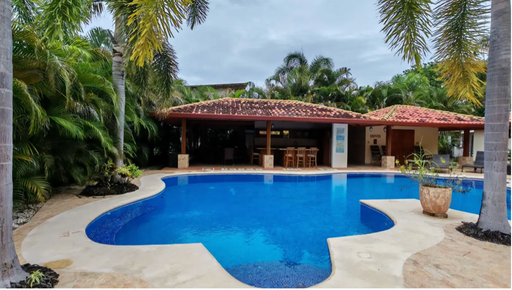 espace piscine villa en bord de riviere Casas del Rio Samara Costa Rica