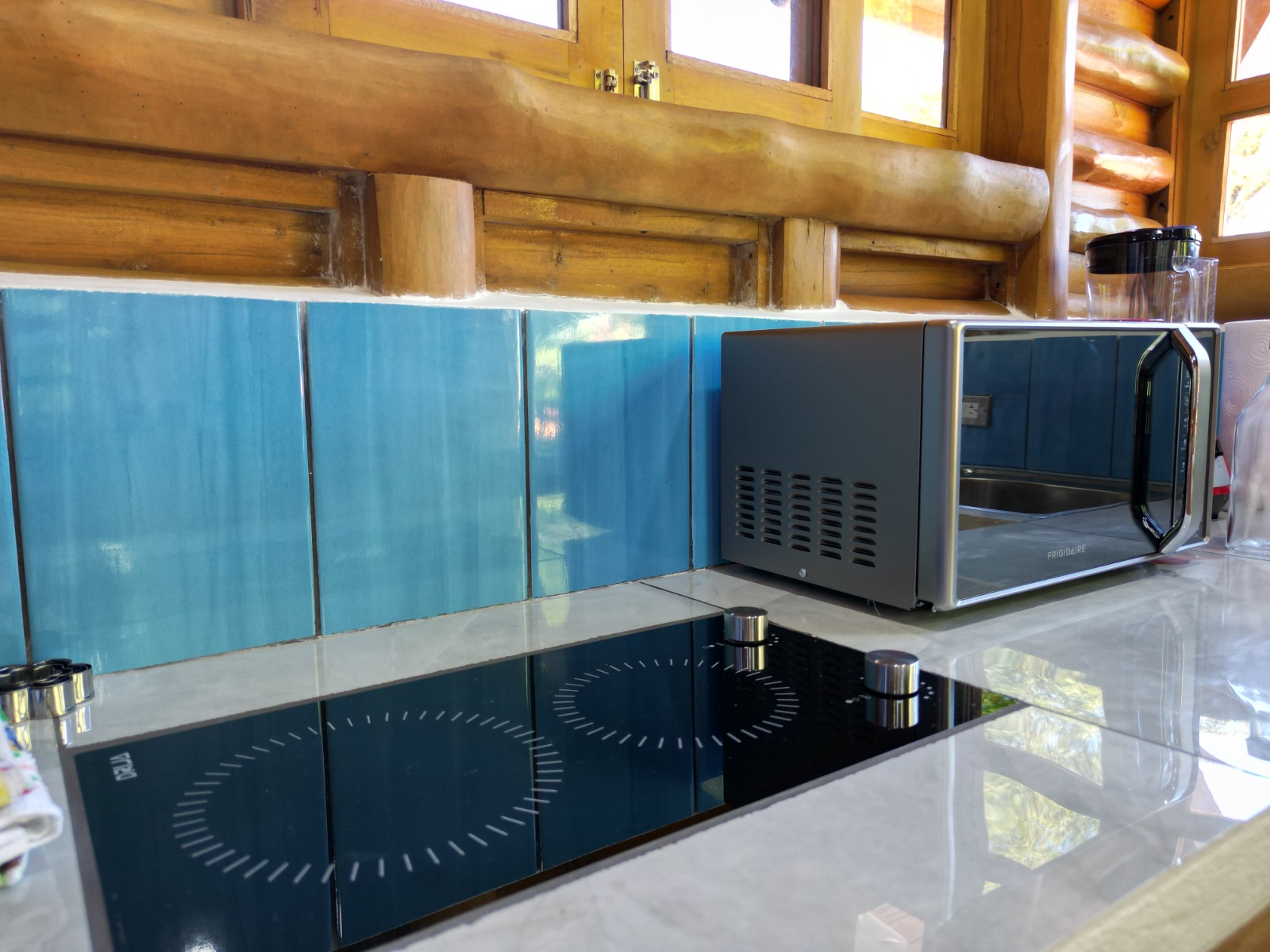 electrodomésticos modernos de cocina dentro de una cabaña de madera samara costa rica