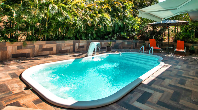 piscina privada rodeada de jardín tropical carrillo costa rica