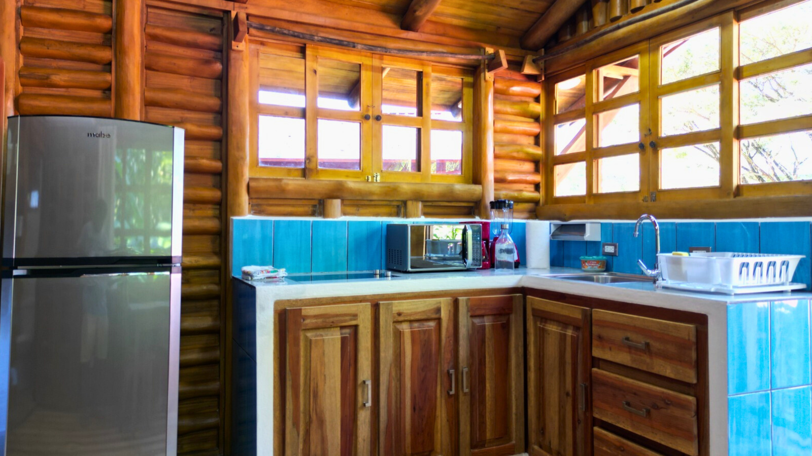 cocina rústica de madera dentro de una cabaña cabañas el descanso samara costa rica