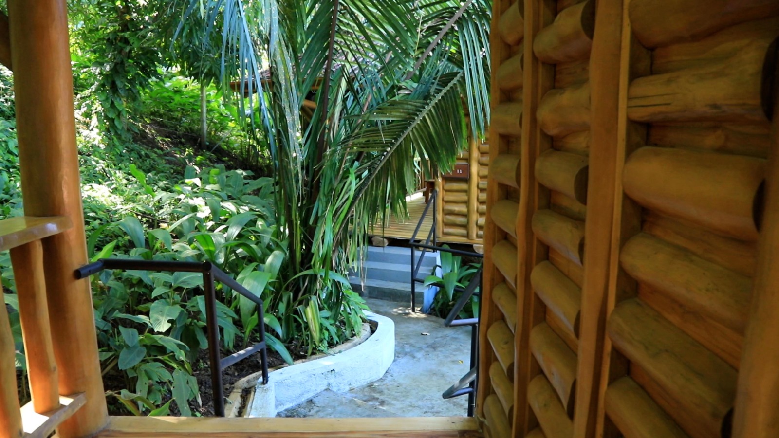 sendero tropical entre cabañas Cabañas El Descanso Samara