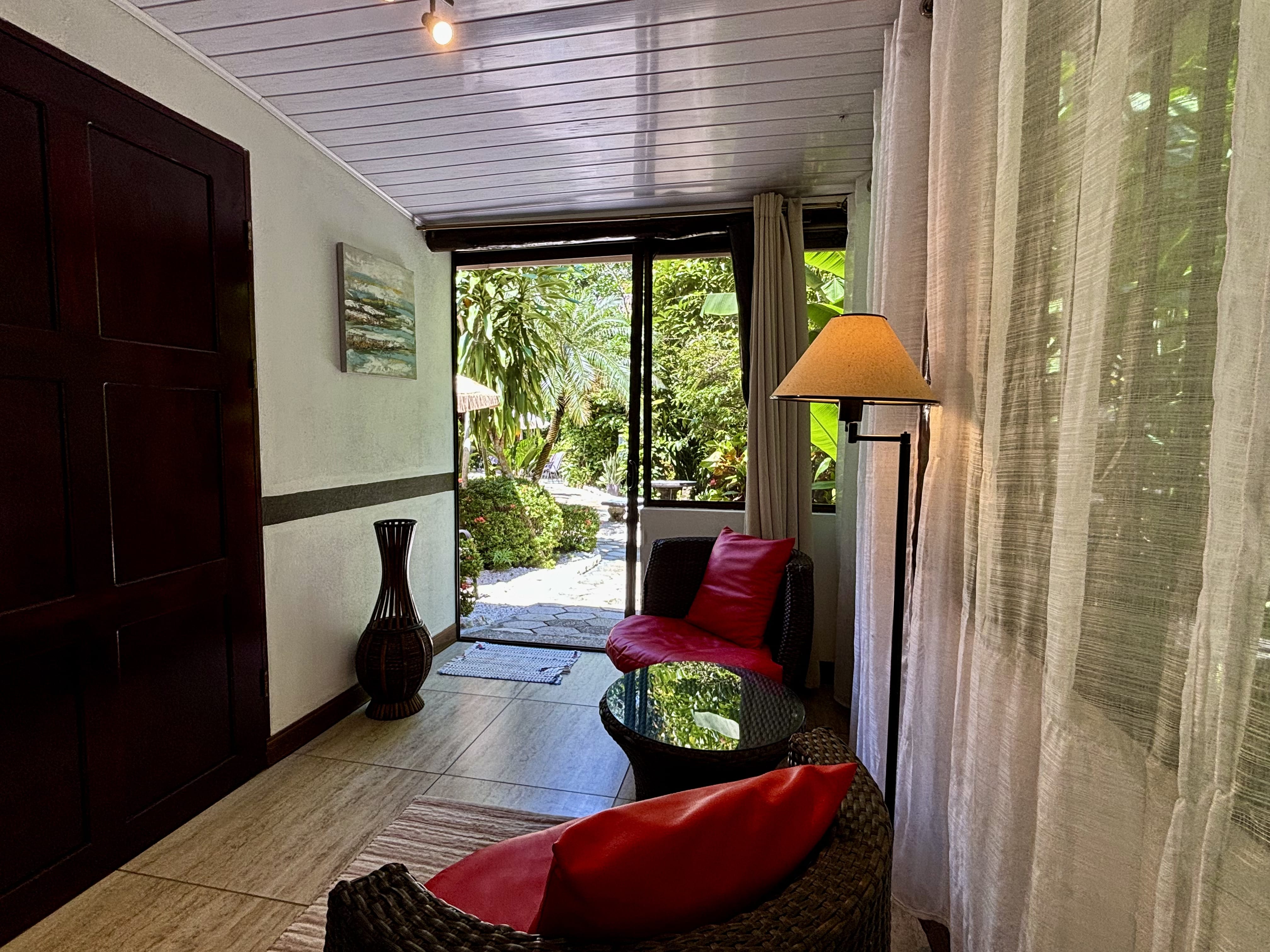 zona de asientos en el pasillo interior en el hotel Oasis del Pacifico, Samara, Costa Rica