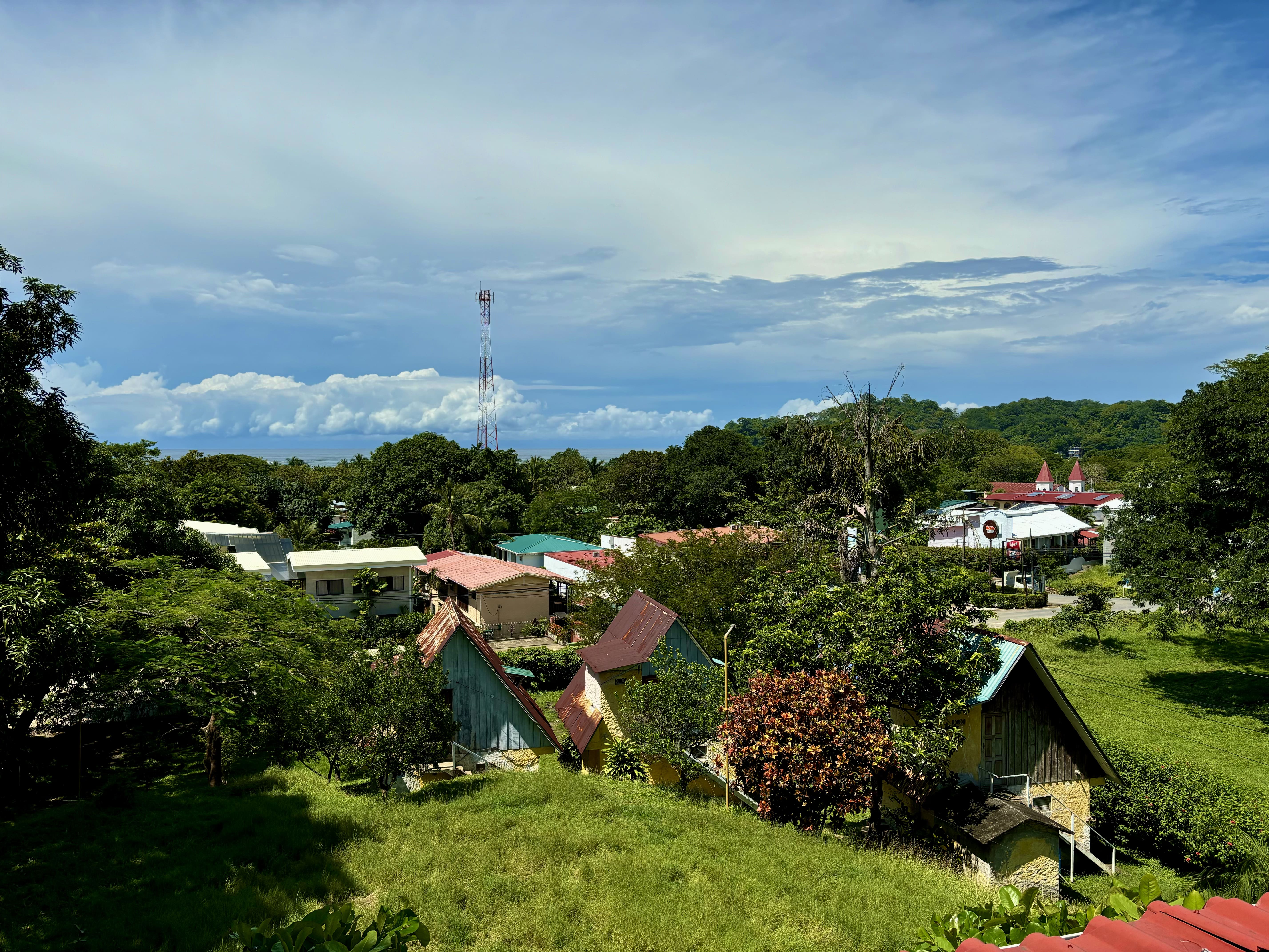 vista al mar y al pueblo desde el hotel Oasis del Pacífico en Sámara, Costa Rica