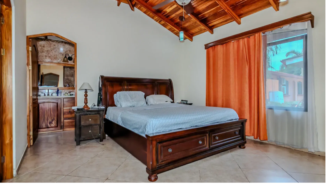 chambre principale lit king villa au bord de la riviere costa rica