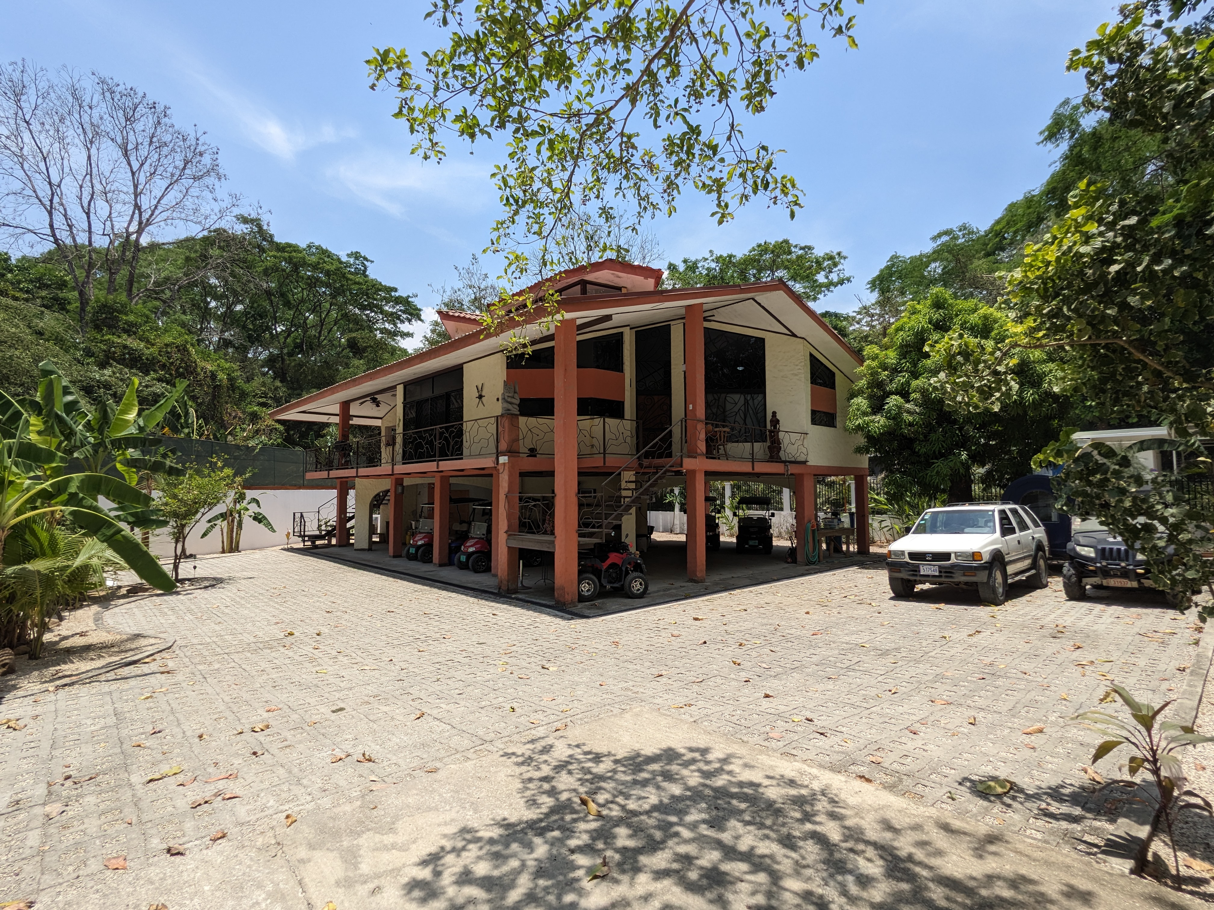 entrada al patio paraíso tropical de unidades múltiples samara costa rica