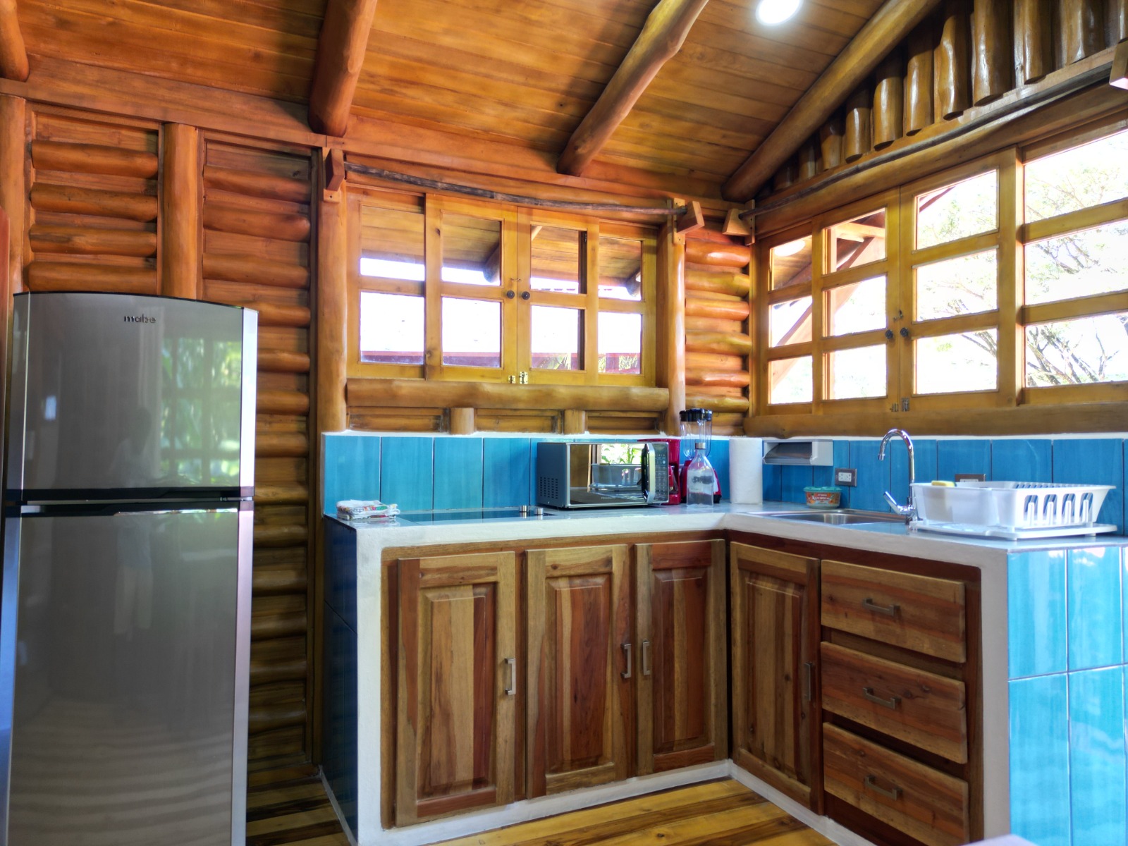 interior de cocina rústica de madera cabañas el descanso samara costa rica