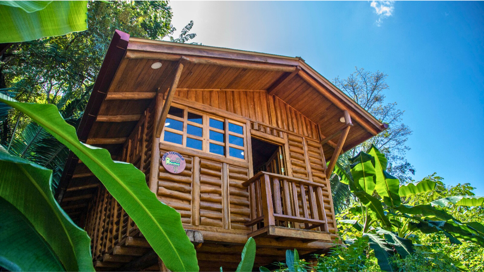 exterior de cabaña de jungla de madera cabañas el descanso samara costa rica