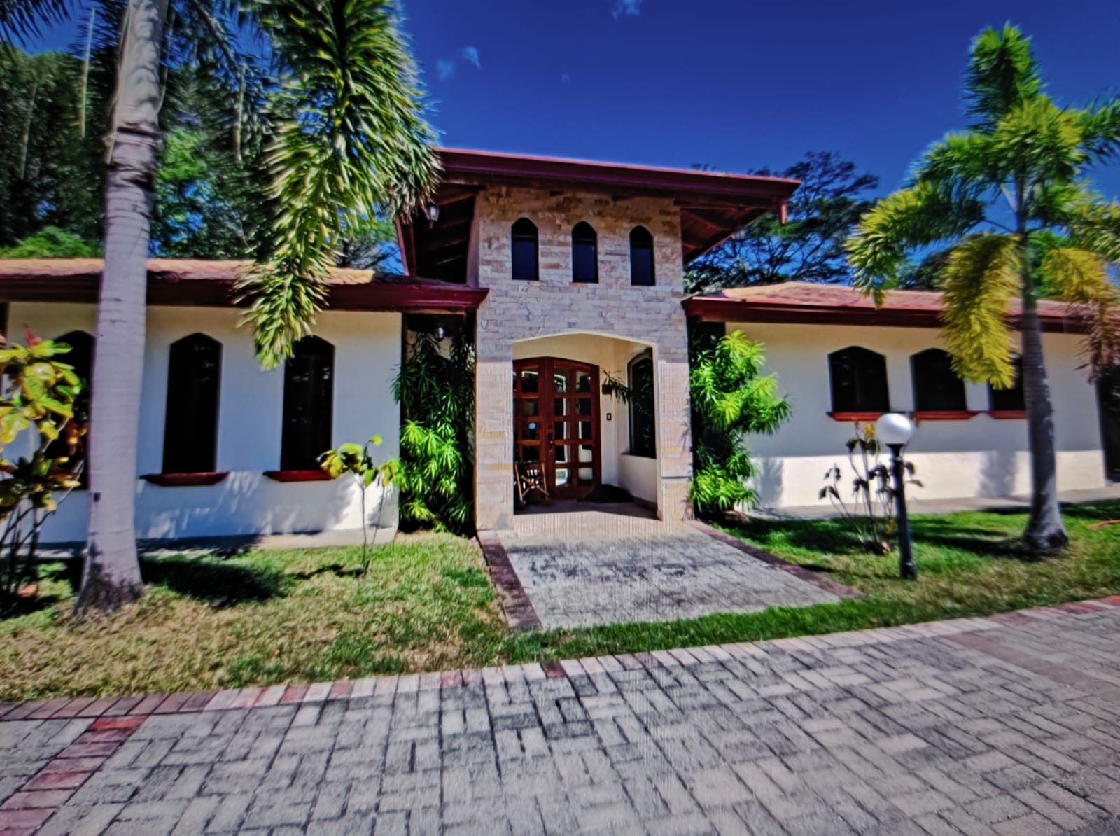 entrada exterior villa serenidad samara costa rica