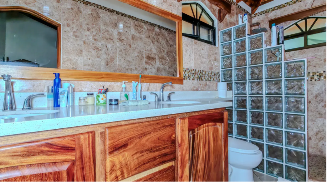 salle de bains avec meubles en bois, villa au bord de la riviere, Costa Rica