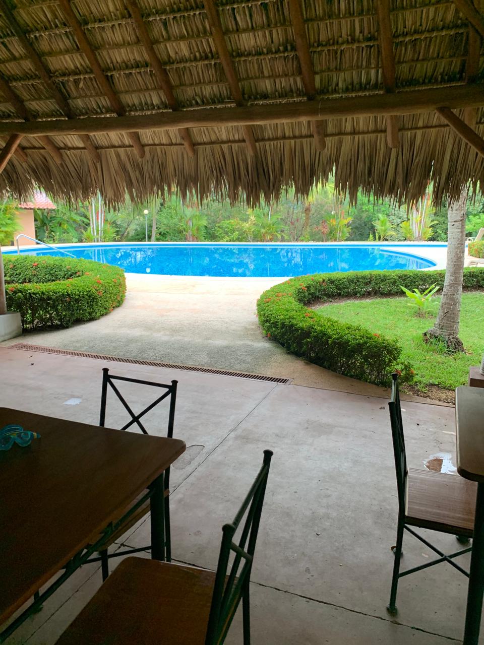 piscina comunitaria en la comunidad cerrada Loma Verde, Puerto Carrillo, Costa Rica