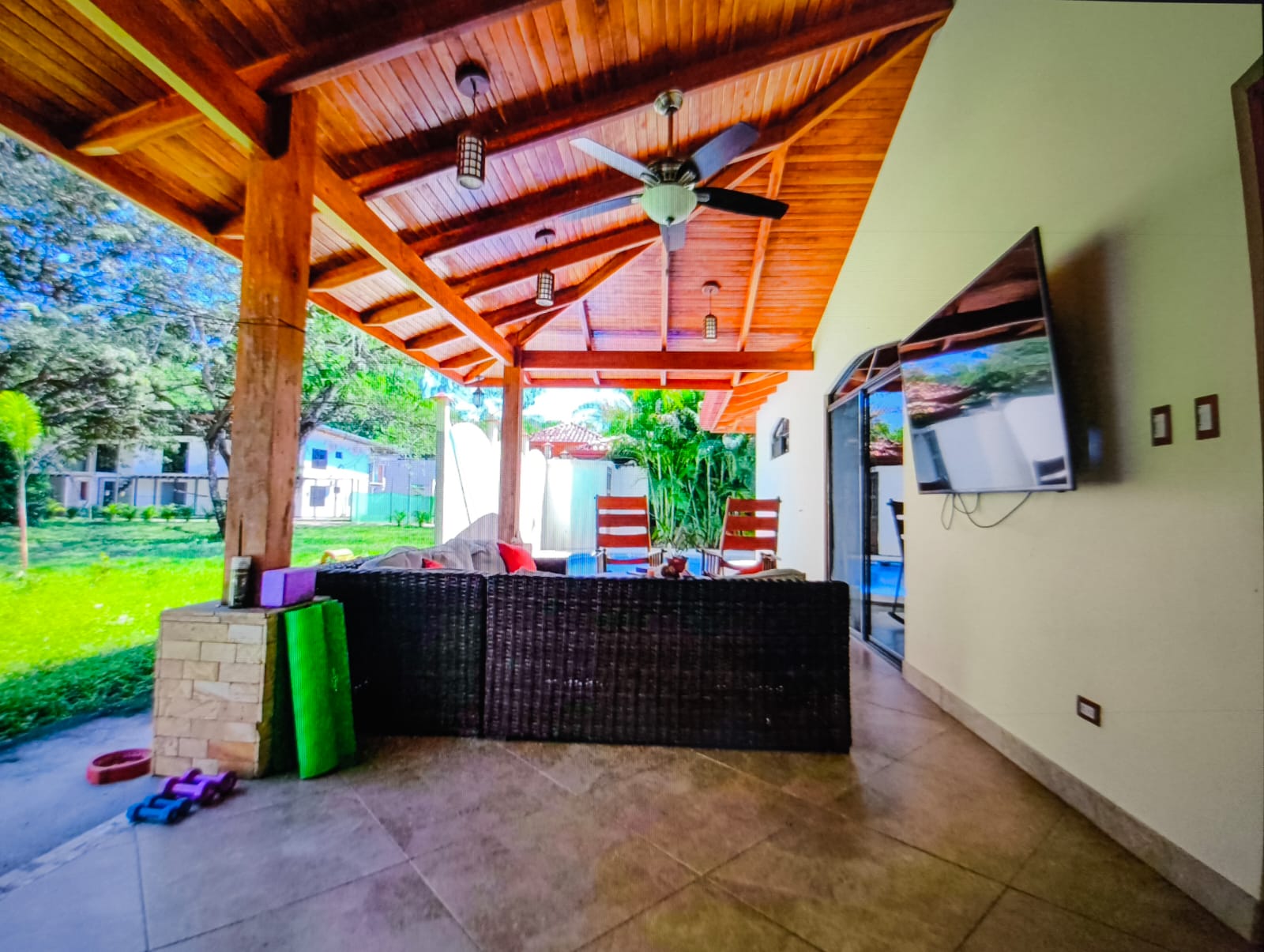 terraza cubierta con zona de estar, villa serenidad, Sámara