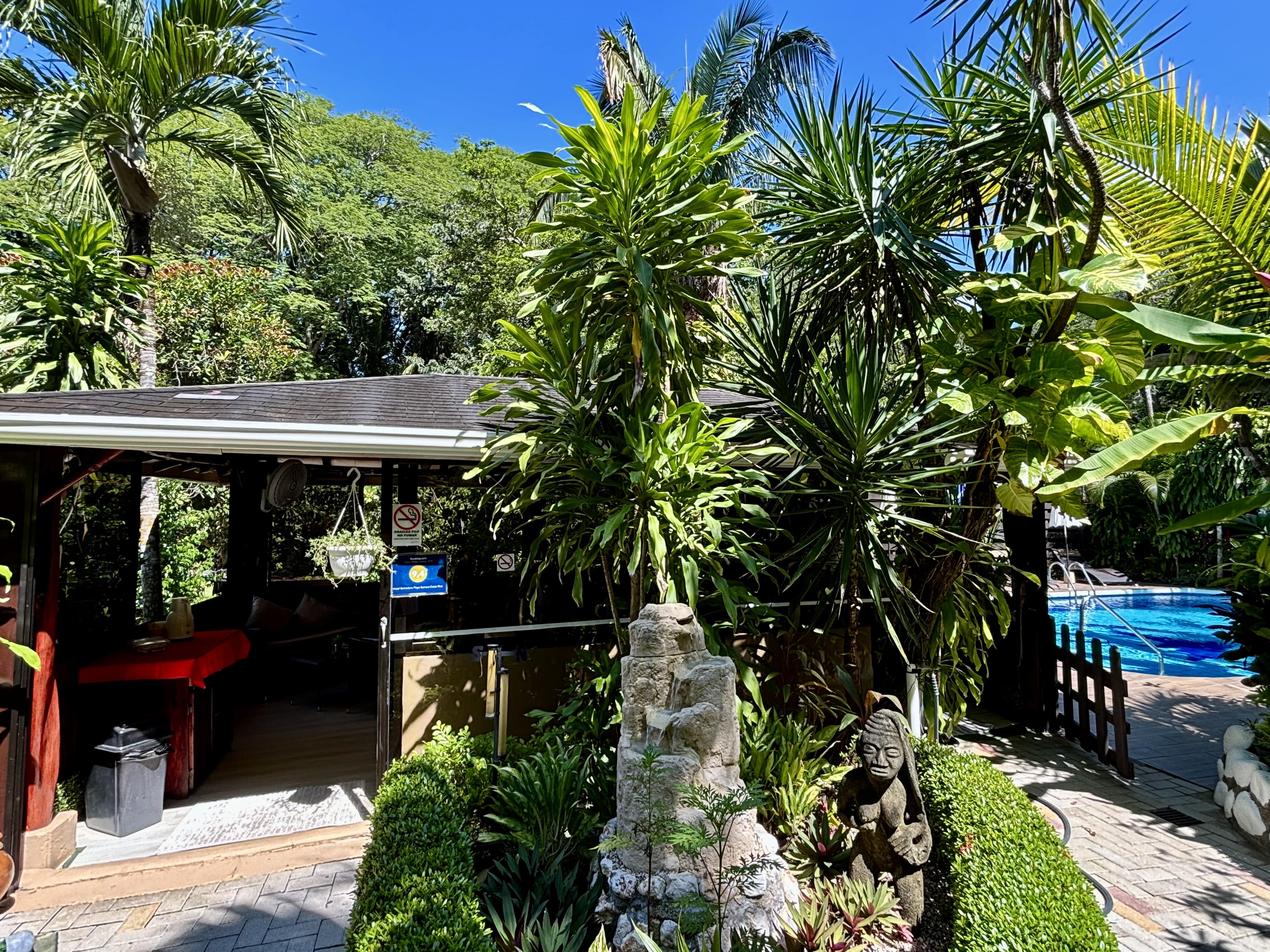 jardín tropical y zona de piscina en el hotel oasis del pacífico, Sámara, Costa Rica