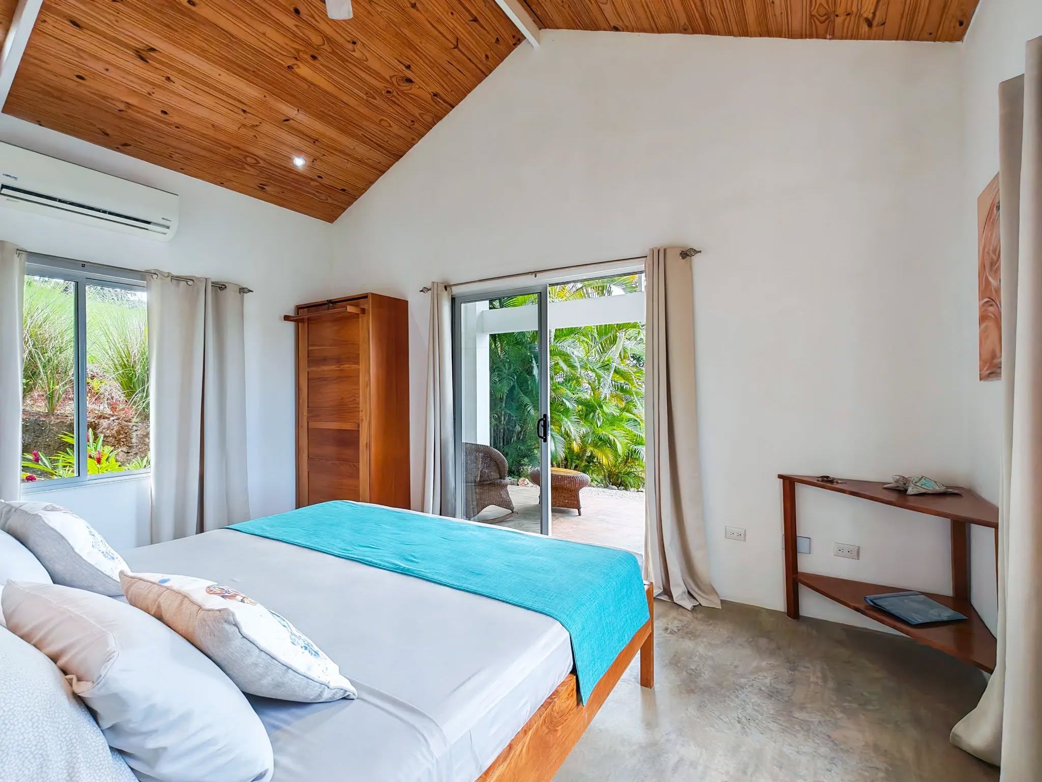 dormitorio con cama grande y luz natural retiro infinito