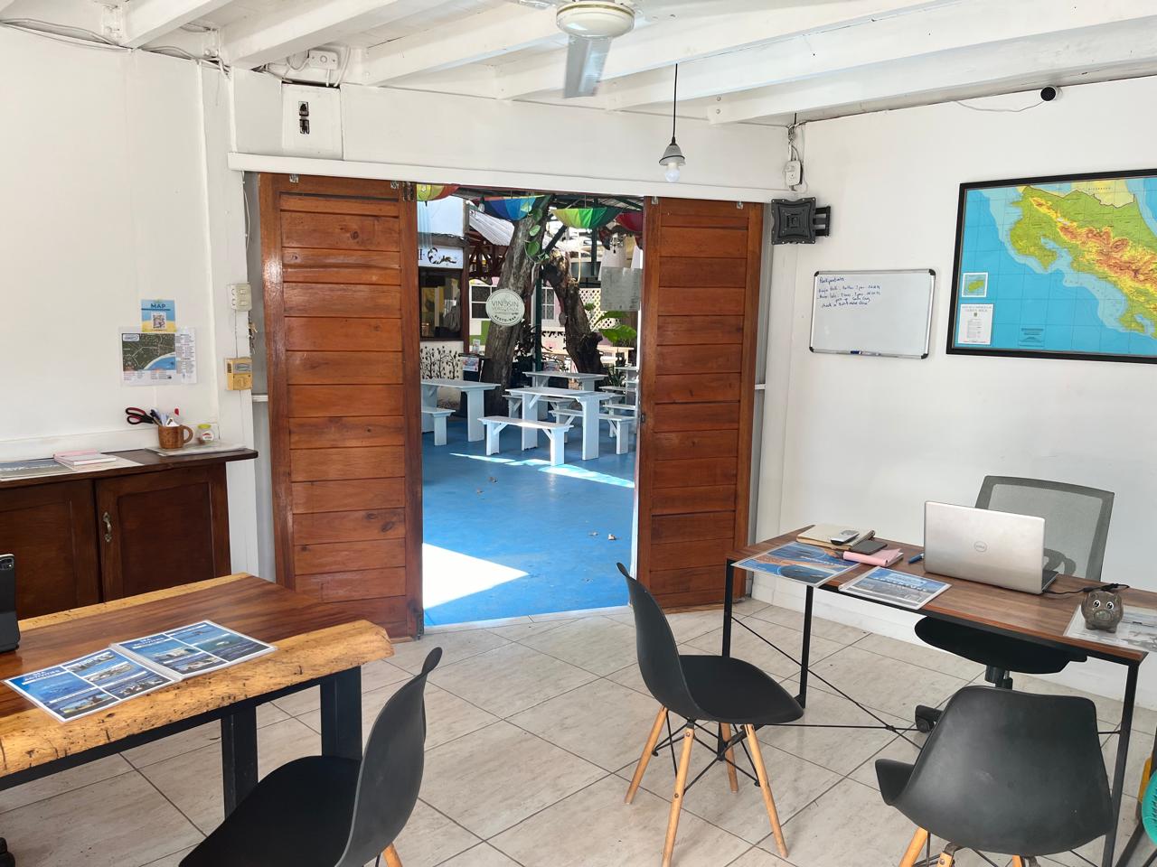 espacio de trabajo interior de la agencia de viajes vista nomadica samara costa rica