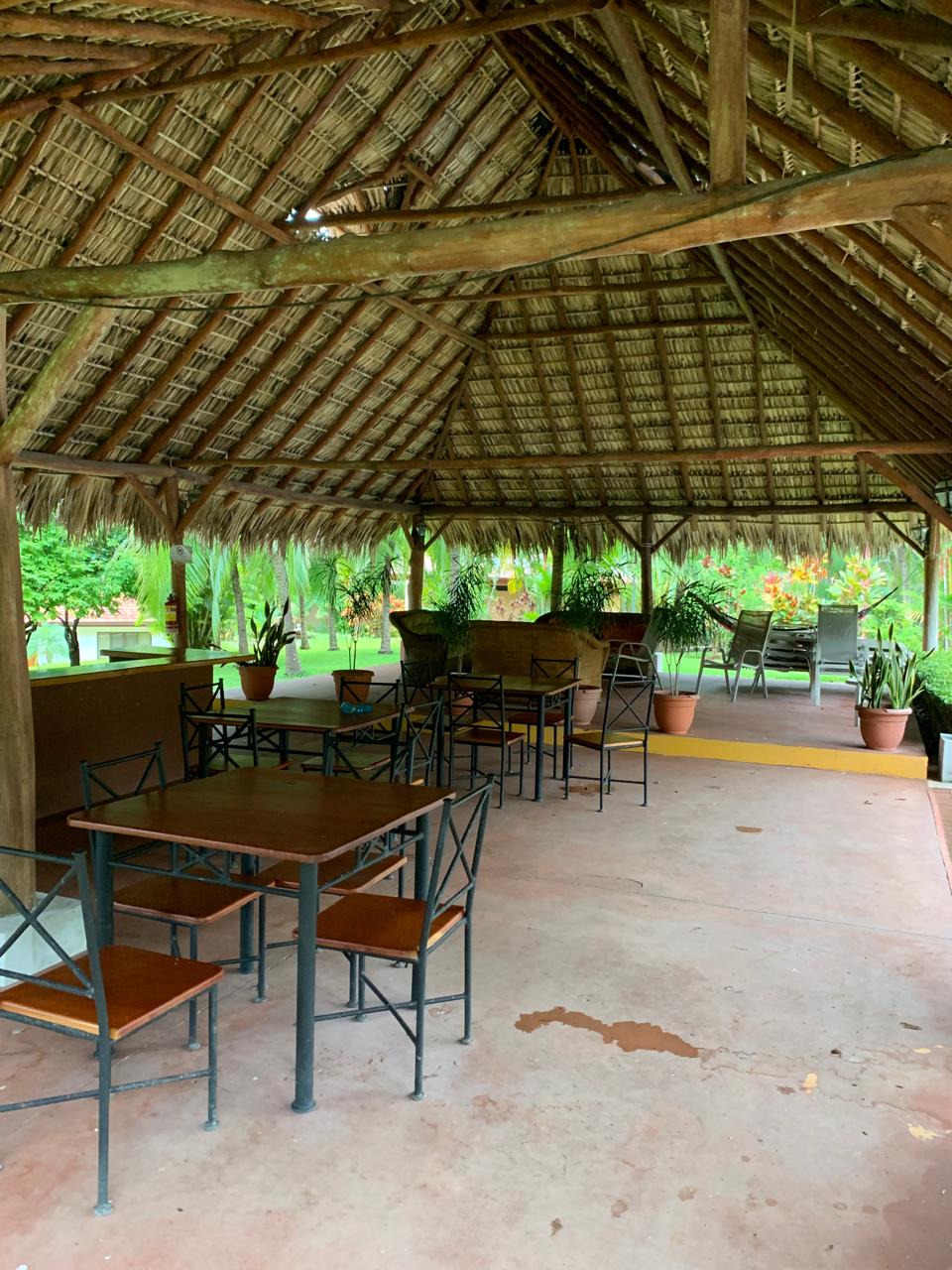 área de reunión estilo rancho dentro de la comunidad Loma Verde Carrillo, Costa Rica