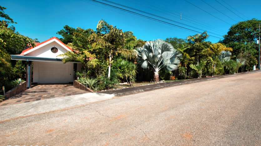 entrada exterior y entrada de vehículos villa de palmas carrillo costa rica