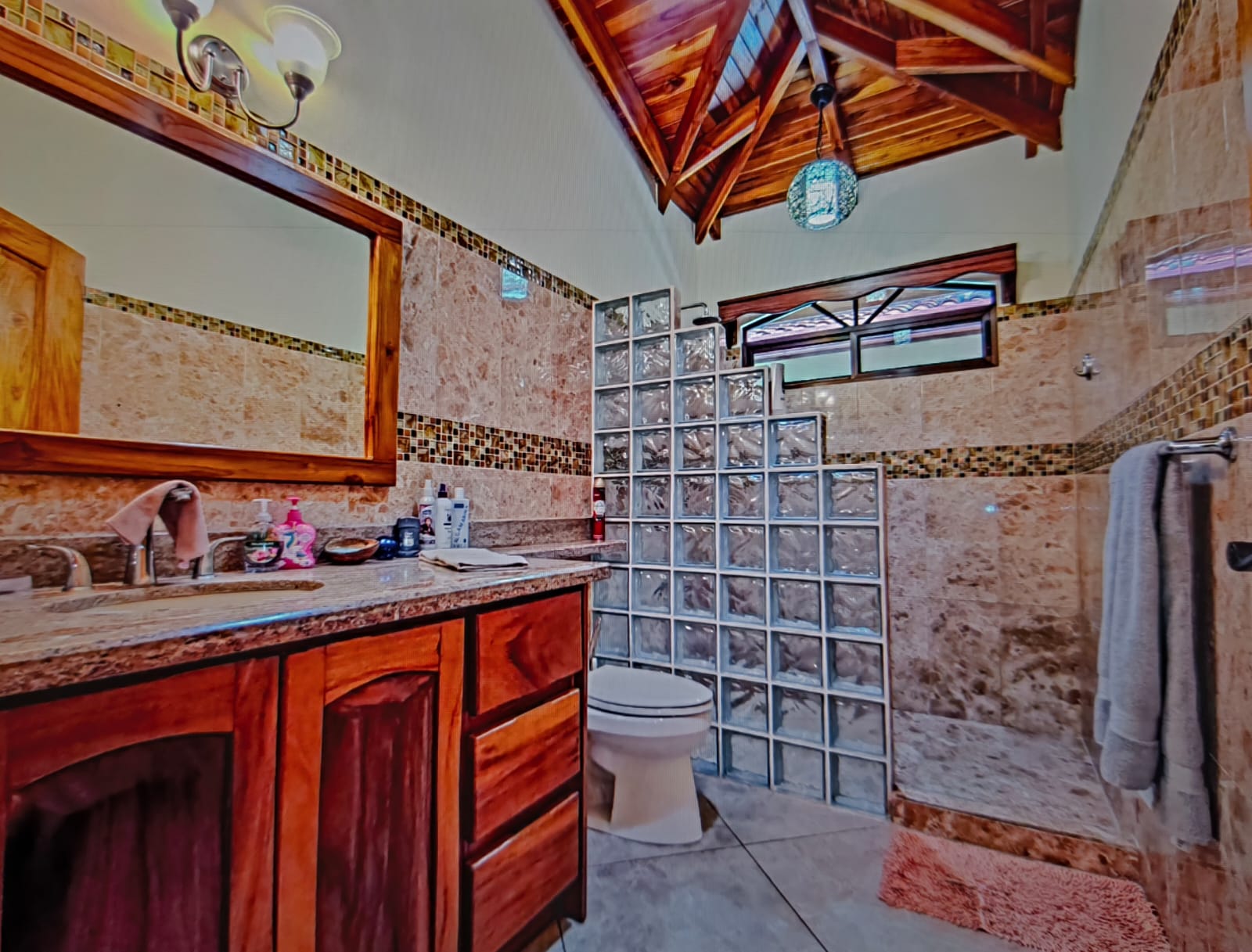 baño moderno con gabinetes de madera villa serenity