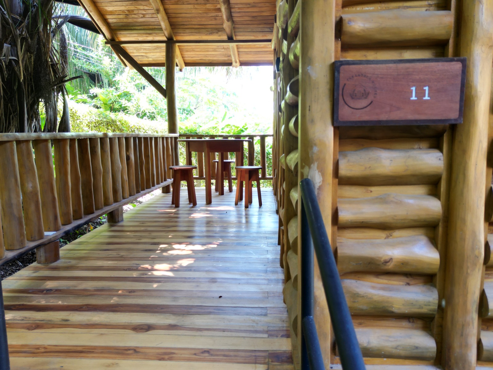 entrada a la cabaña con terraza de madera cabañas el descanso samara