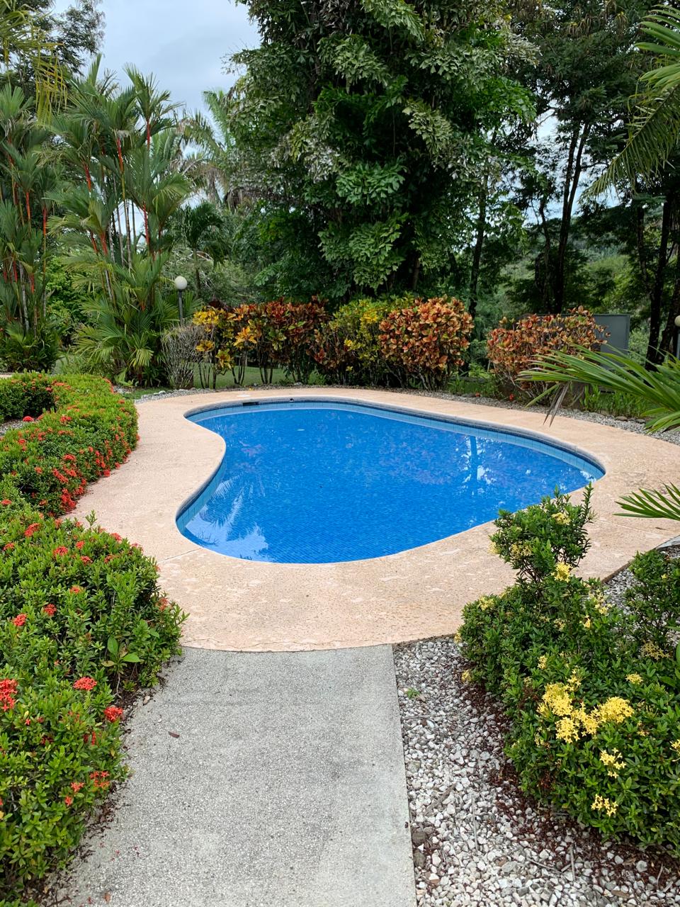 piscina estilo tropical loma verde carrillo costa rica